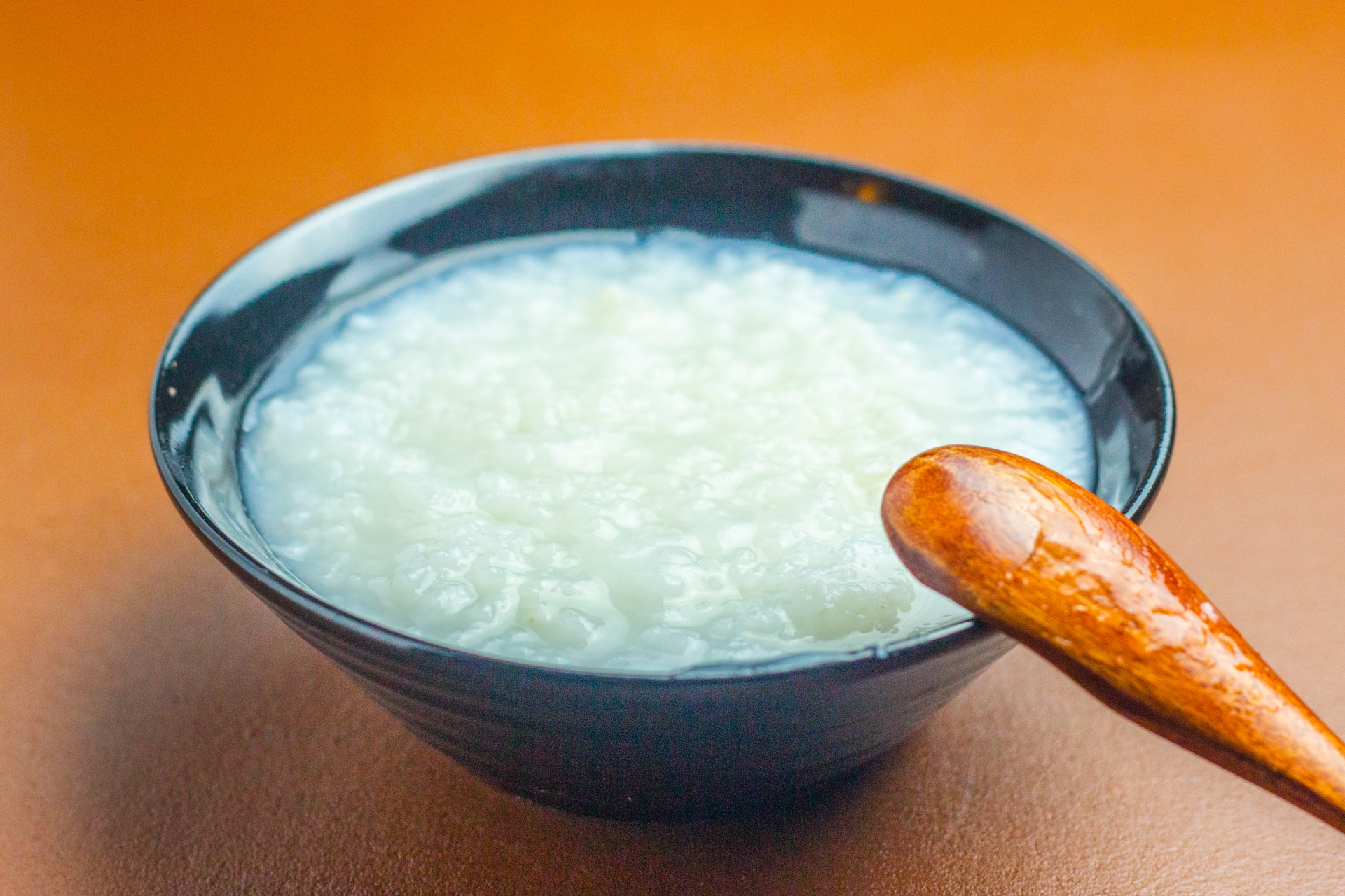 腸胃炎能不能吃白稀飯？近日引發網友討論，家醫科醫師陳昱嘉也親自回覆解釋，吃稀飯可能加劇腹瀉。（翻攝自PhotoAC圖庫）