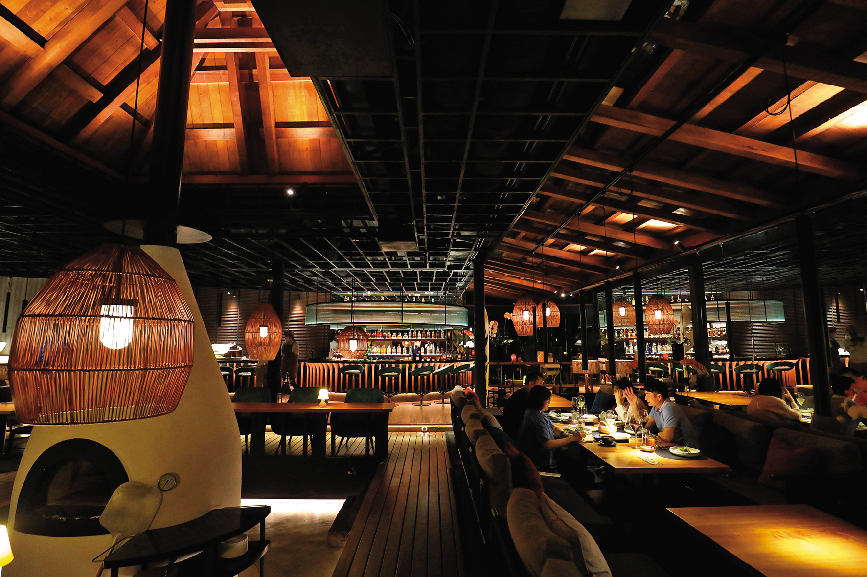 遊獵行腳特地打造的「白窯餐館」，亮點自然是矗立中央的白窯，可出品披薩或各種窯燒美食。