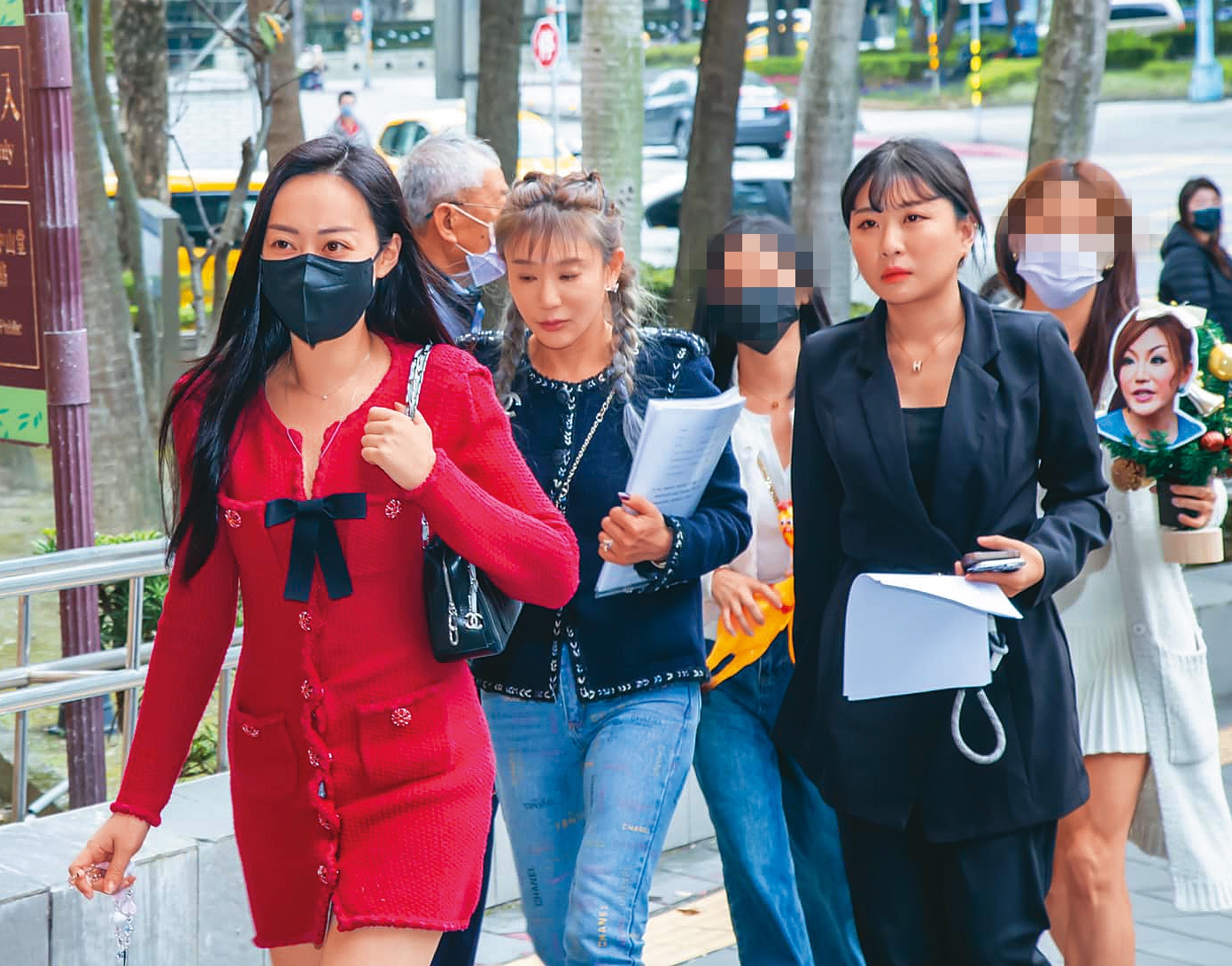 因遭李珍妮辱罵，李雅楹（左一）和王子苓（左二）委託仙塔律師（右二）提告，日前獲得勝訴。（翻攝自Chanel Linda臉書）