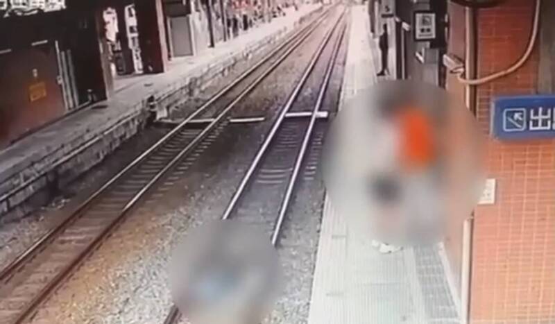 一對父母因一時分心放開雙手,導致嬰兒車從月台邊緣摔落至鐵軌上。(翻攝畫面)