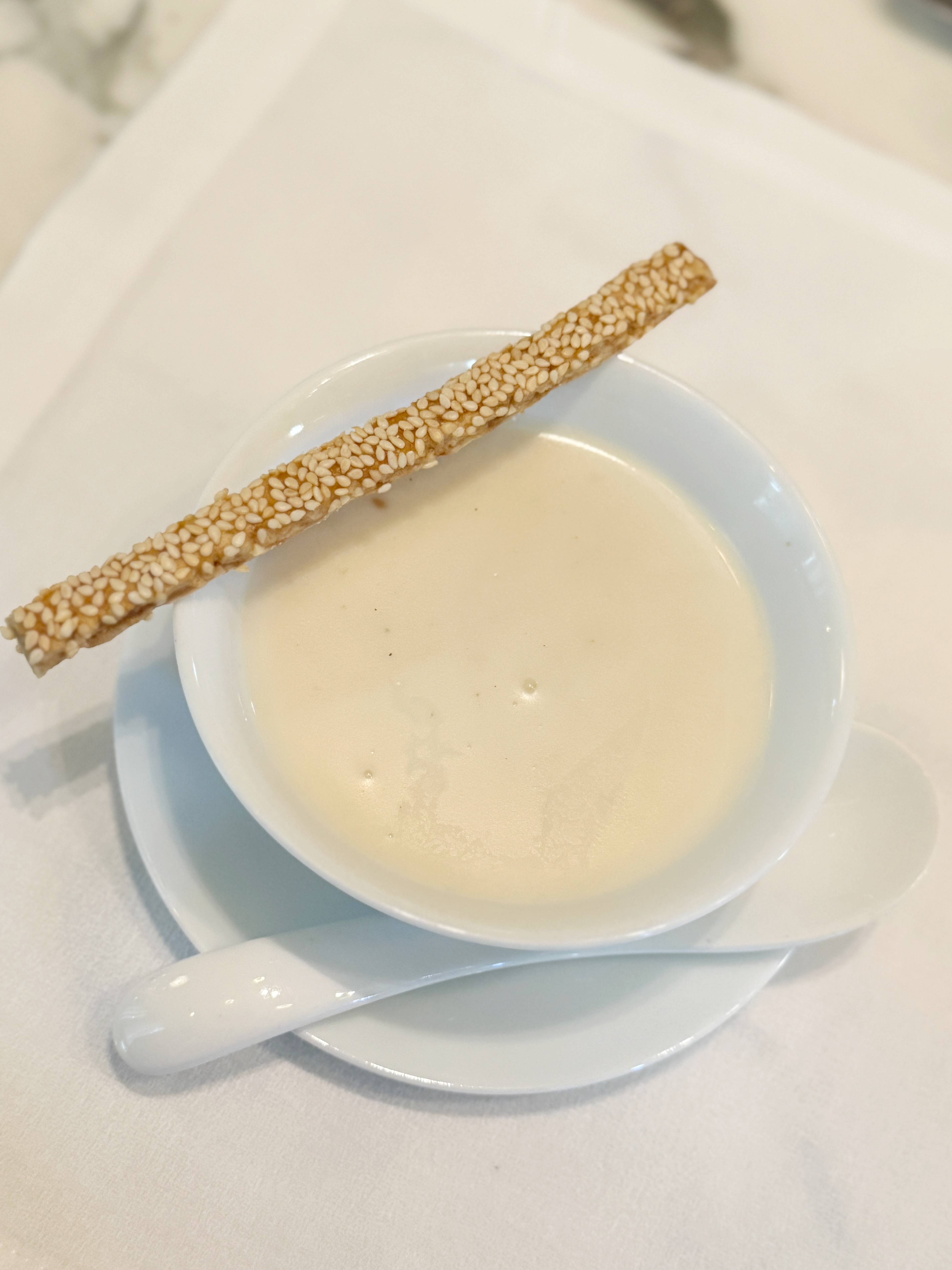 細膩順滑的「鹿港麵茶杏仁露．芝麻方塊酥」同時喝得到杏仁與麵茶香，可搭配芝麻方塊酥享用。
