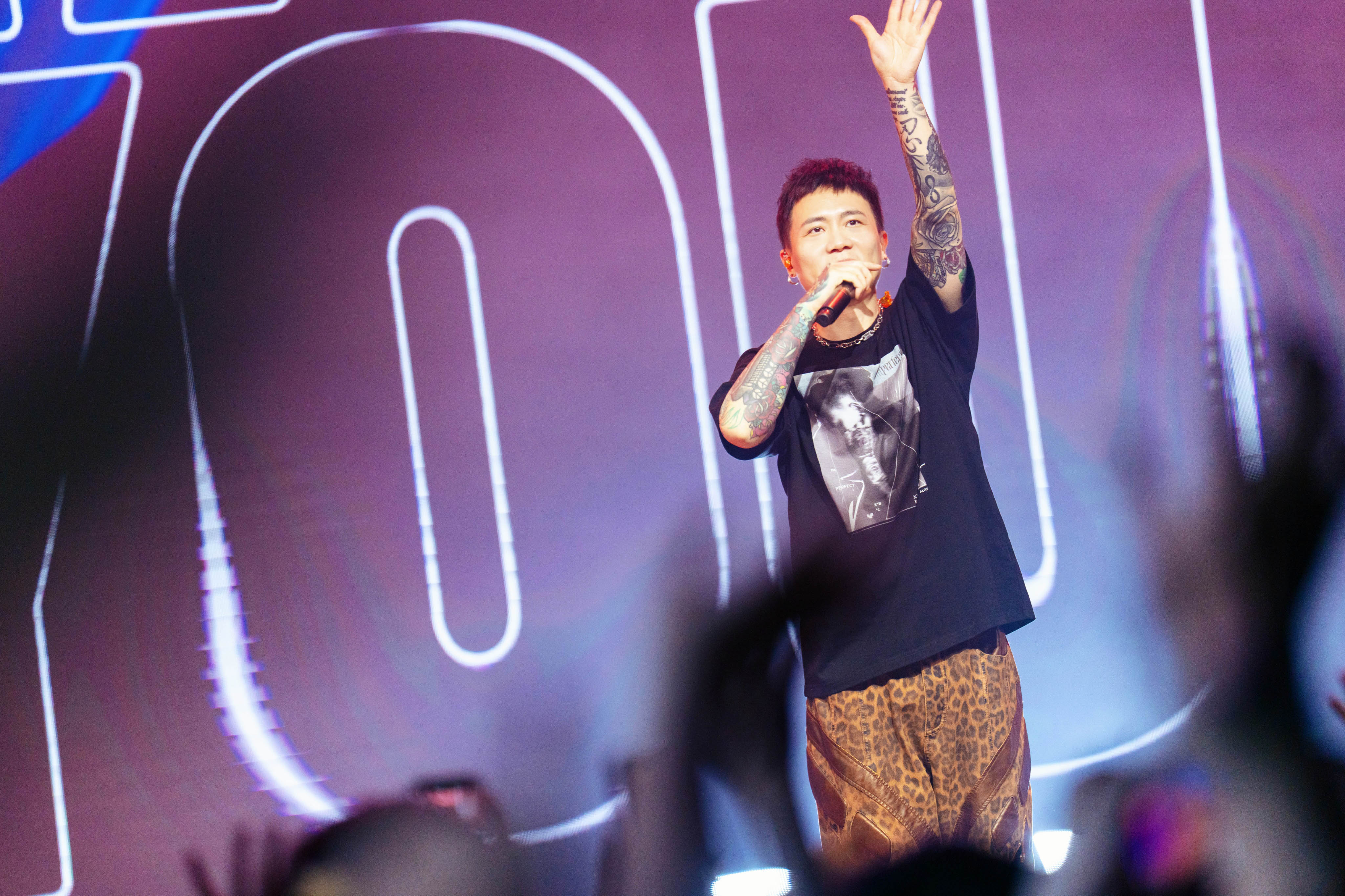 蕭秉治大跳「奪命三搖」，太難得啦。（相信音樂提供）