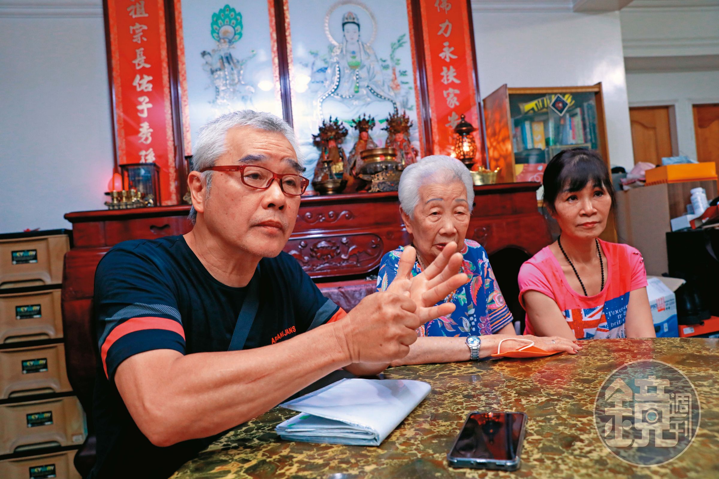 羅明輝(左)、羅母(中)及羅明隆遺孀(右),控訴羅淑蕾及羅明華霸屋不還。
