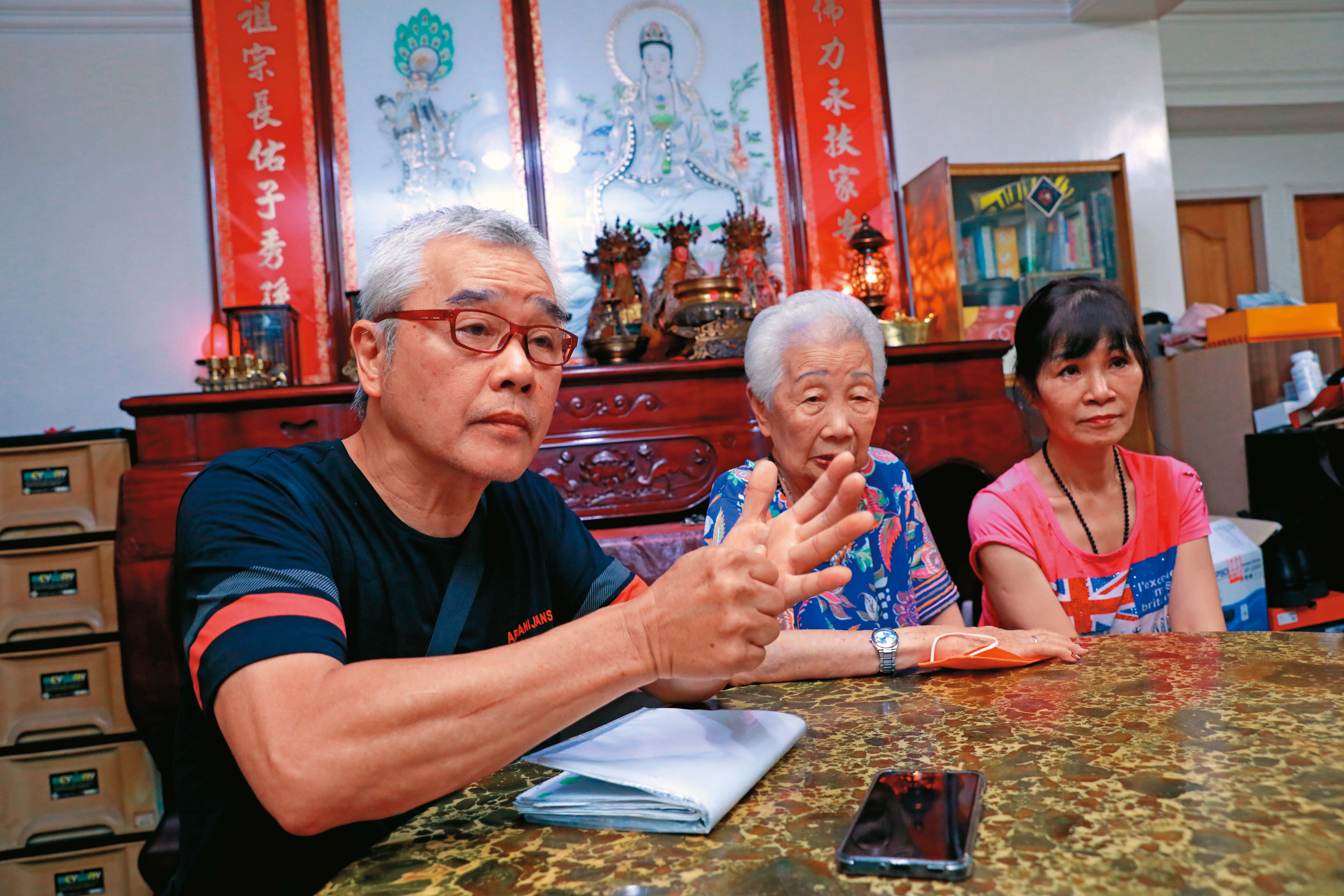 羅明輝（左）、羅母（中）及羅明隆遺孀（右），控訴羅淑蕾及羅明華霸屋不還。