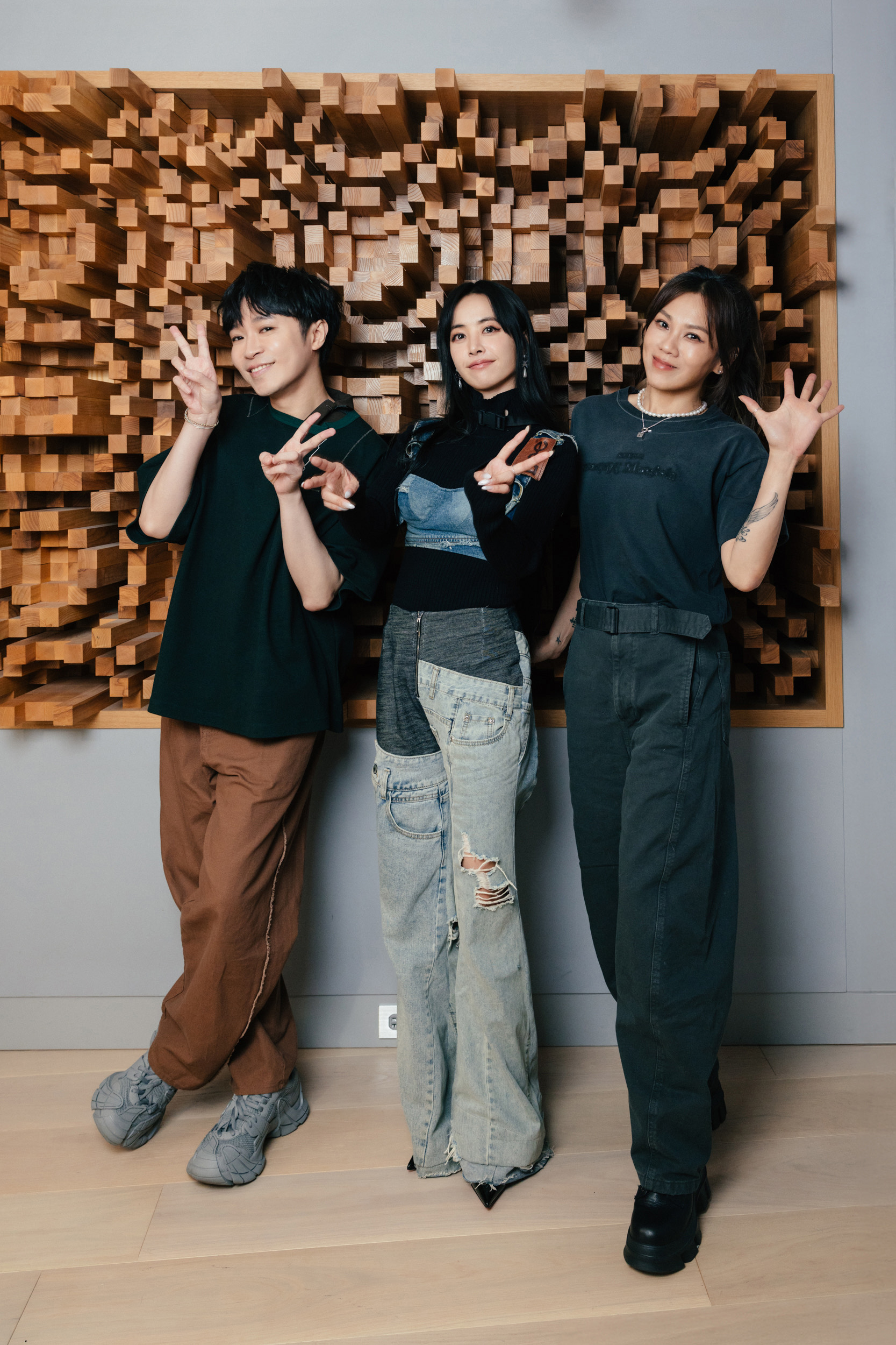 JOLIN蔡依林(中)的Podcast 節目《Pleasure Talks》第二集,邀來好友蔡健雅(右)與吳青峰作客。