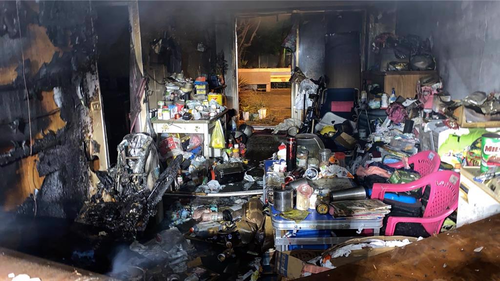 台中市一處公寓今日凌晨發生火警，導致2人身亡。（翻攝畫面）