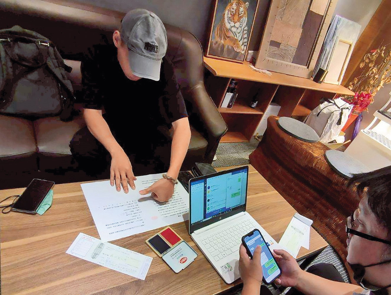 羅振元（左）曾約A先生到立勤律師事務所簽立借據，確認雙方債務關係。（讀者提供）