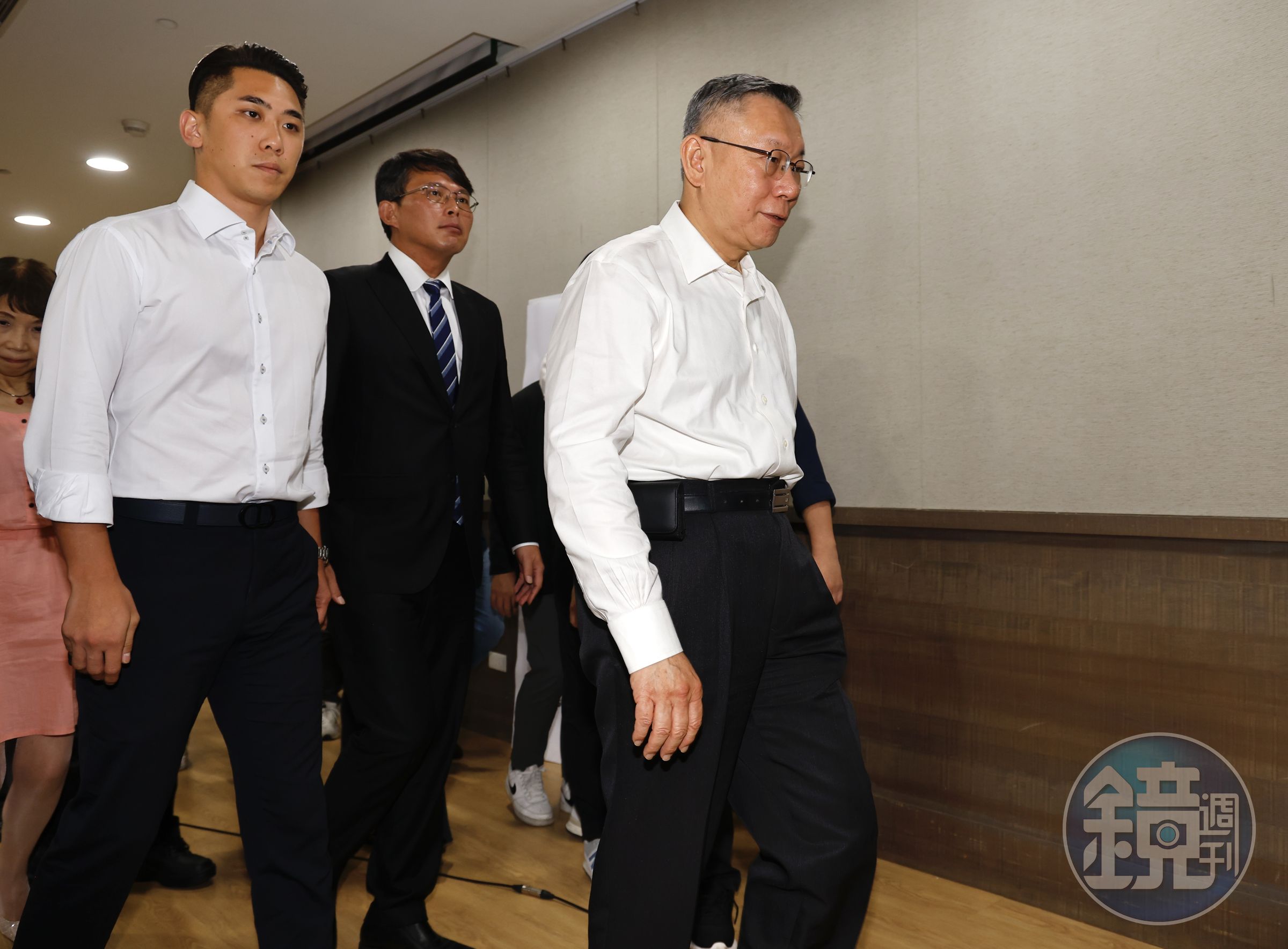 柯文哲近日身陷政治獻金以及花選舉補助款買商辦爭議。