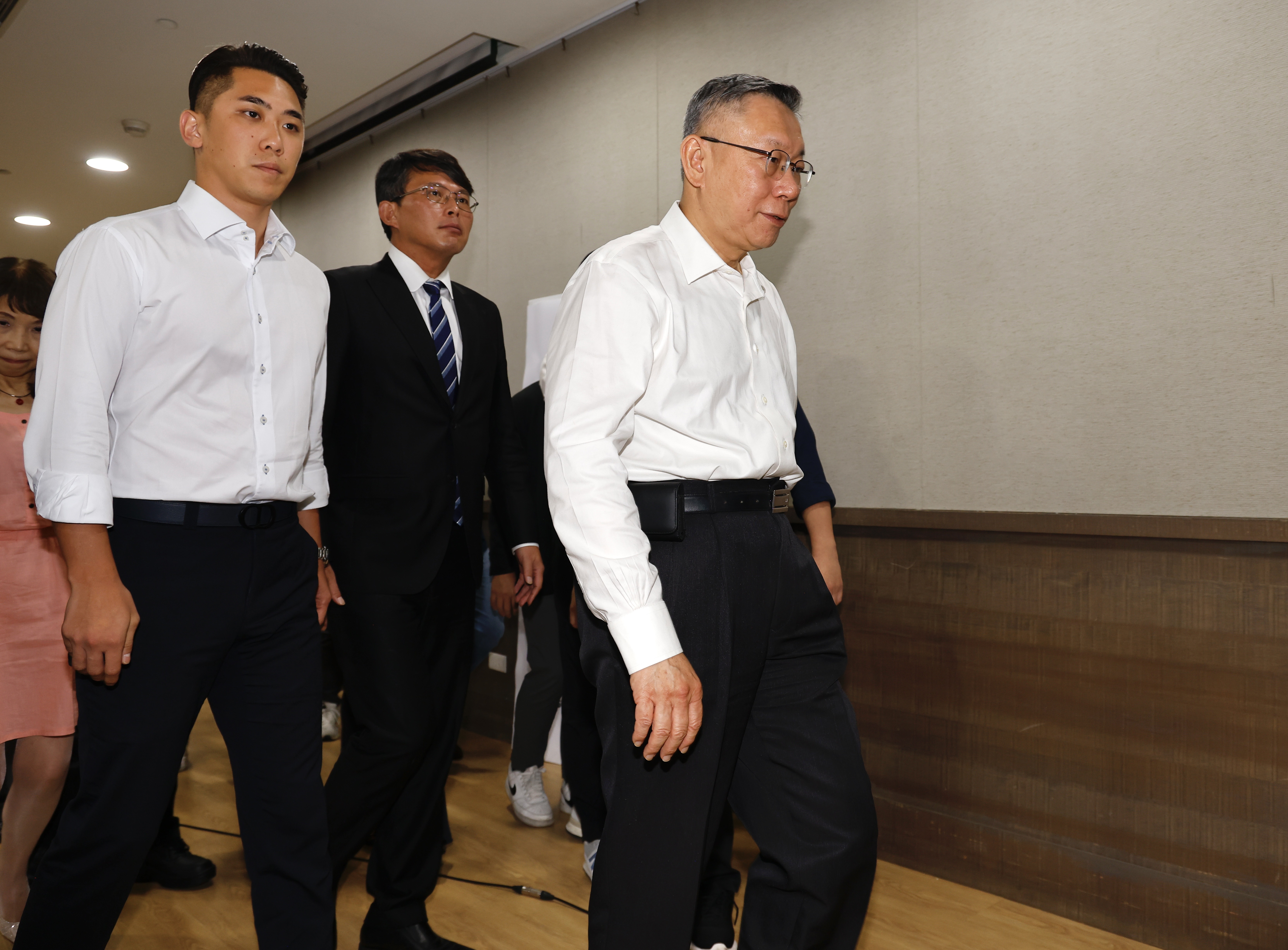 柯文哲近日身陷政治獻金以及花選舉補助款買商辦爭議。