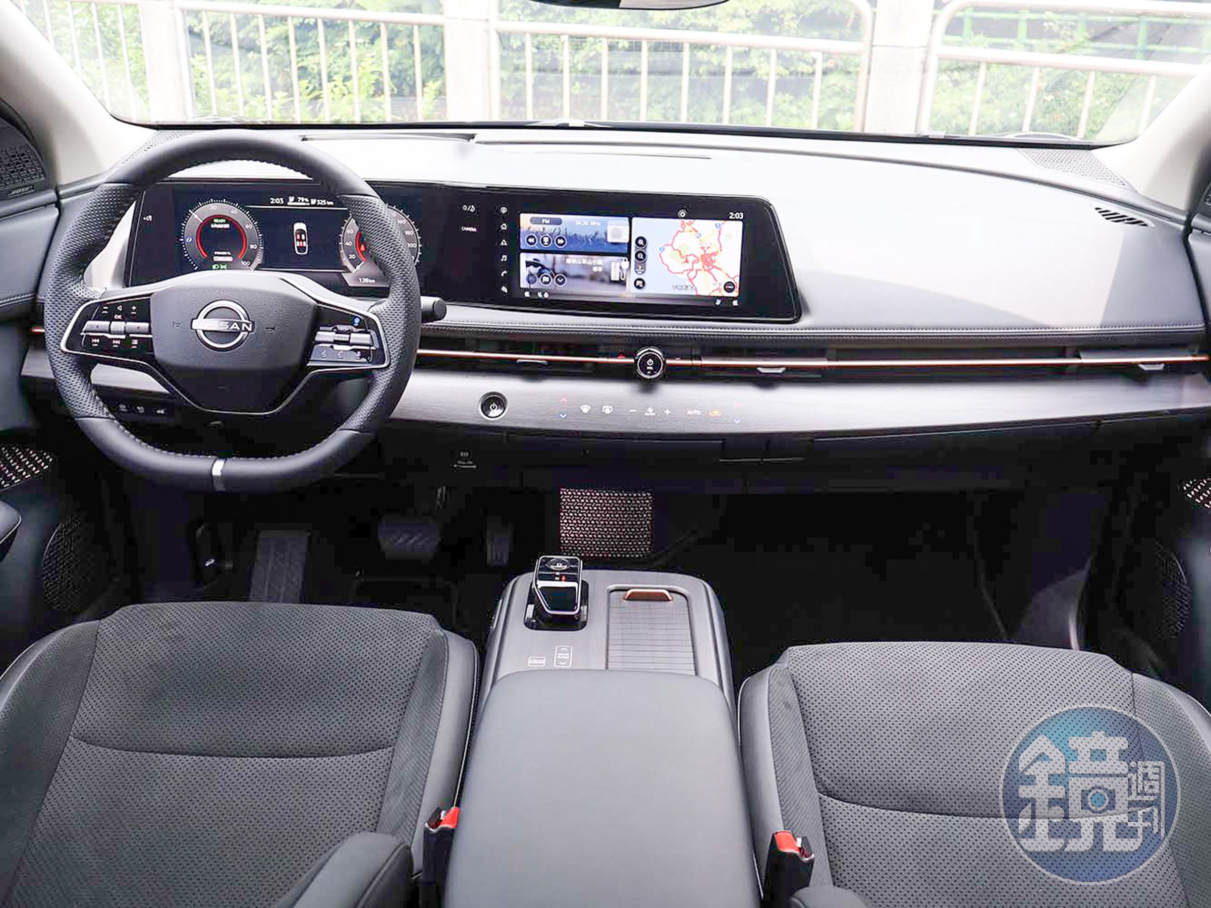 車內鋪陳簡潔，相連的雙12.3吋螢幕相當搶眼，同時中央鞍座可電動滑移。