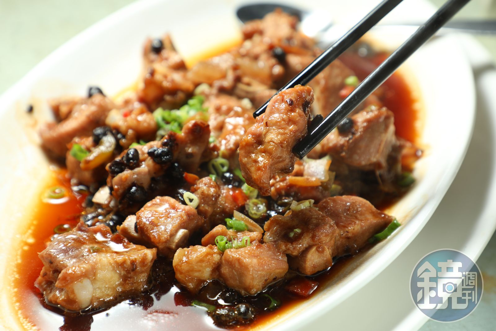 口味鹹鮮帶勁的「豉汁蒸排骨」，排骨蒸至嫩滑好脫骨。（港幣98元／份，約NT$370）