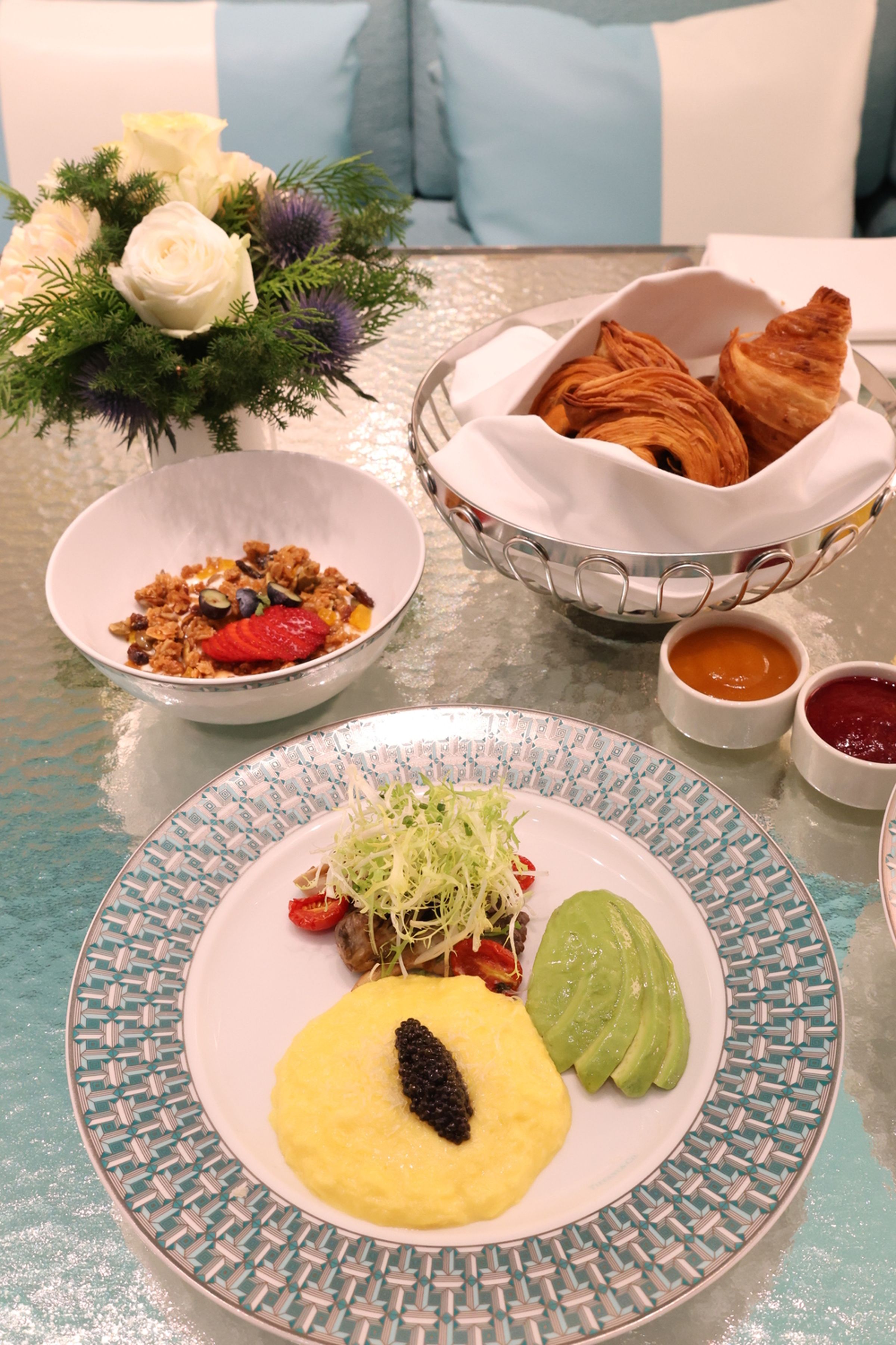 早餐「Breakfast at Tiffany's」有可頌、法式炒蛋及希臘優格等等。