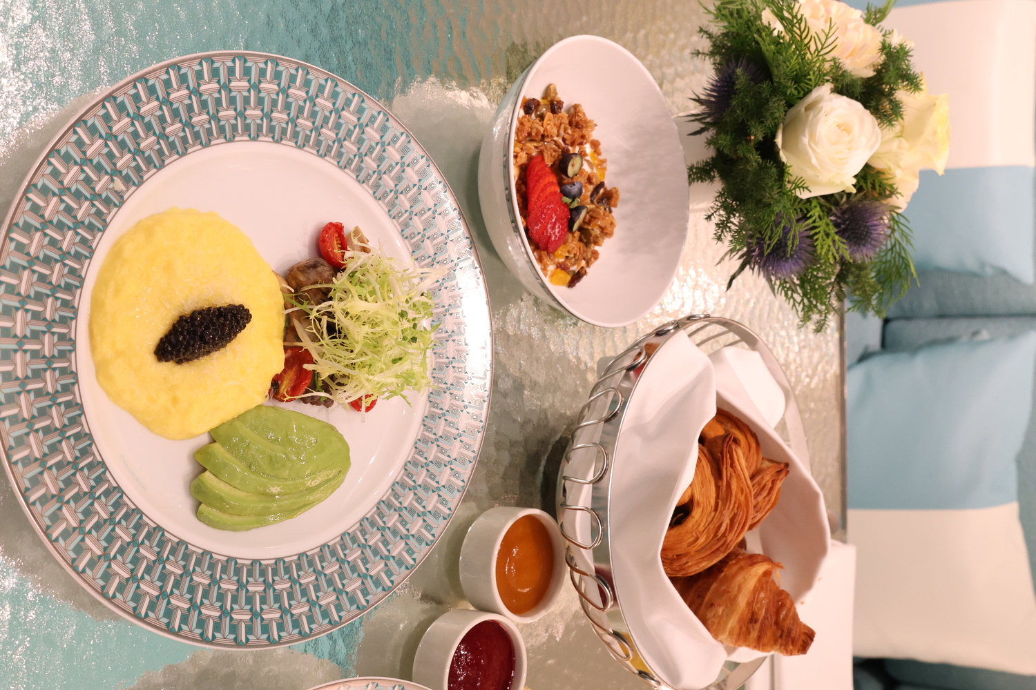 早餐「Breakfast at Tiffany's」有可頌、法式炒蛋及希臘優格等等。