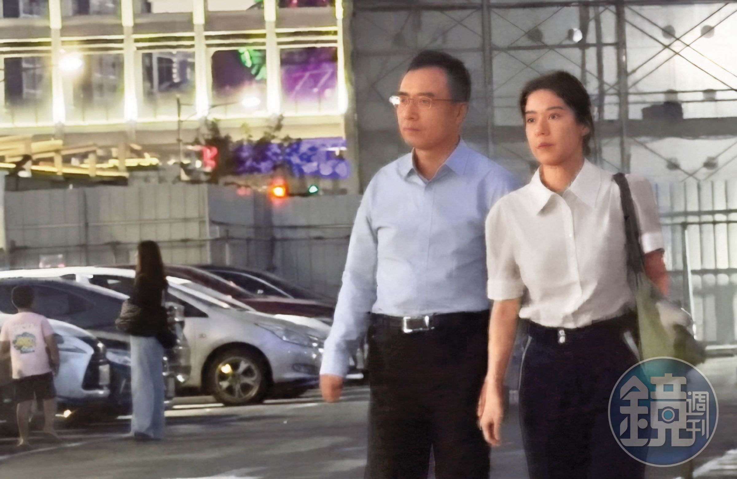 7月21日19:02併肩甜送行,高樹國(左)送許德箴(右)到南港車站,2人互動十分自然。