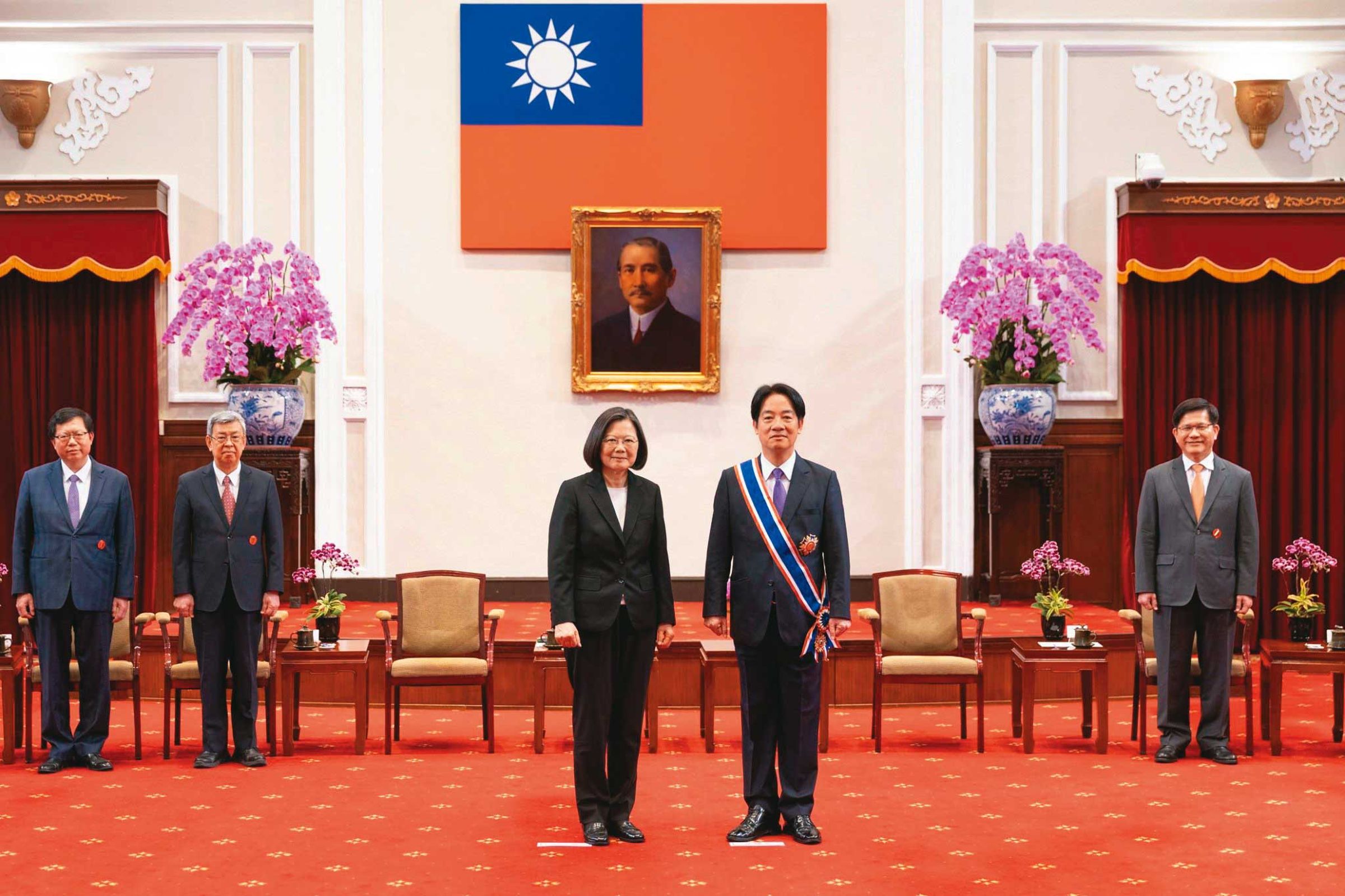 蔡英文(前左)卸任前授勳予多名參與執政的要角,包括將接下總統職位的賴清德(前右)。(總統府提供)