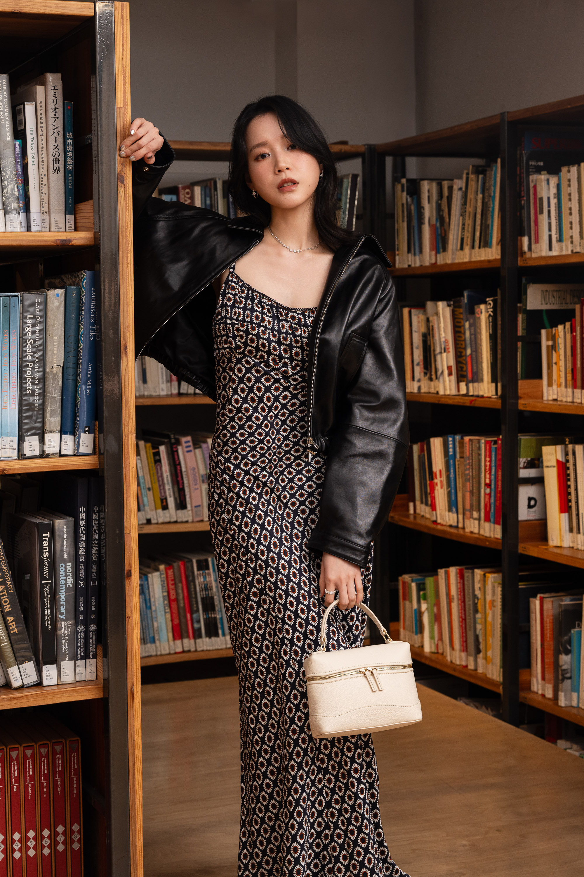 程予希穿出品牌女裝以流動剪裁與細膩材質展現的多面向女性風格。（SANDRO提供）