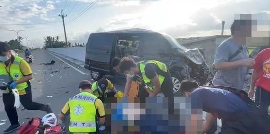 台東7名學生共乘家長駕駛的廂型車上學，卻遭遇車禍，駕駛命危。（翻攝畫面）