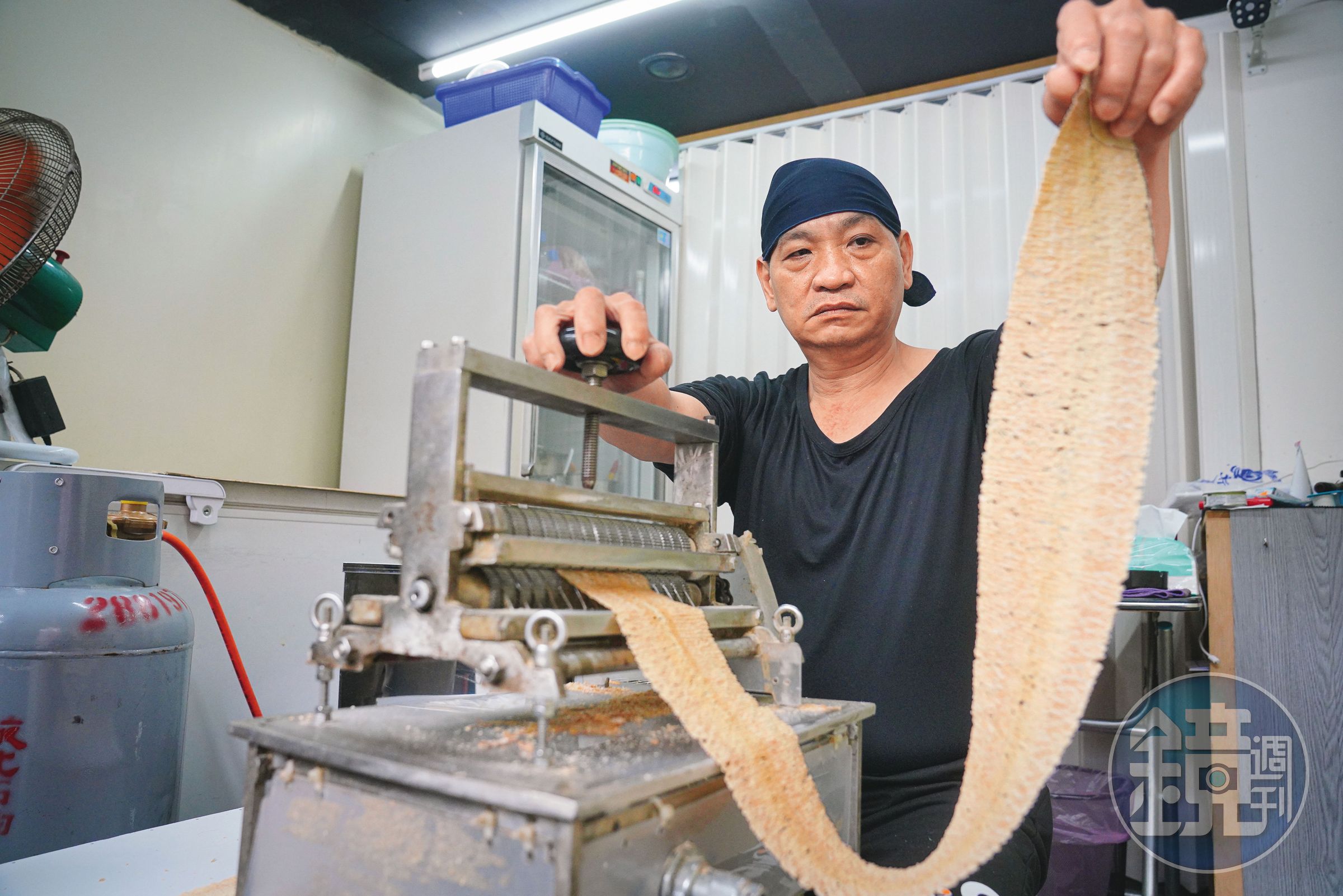 每隻魷魚只能壓成2片魷魚片,目前都由阿嬌姨的乾兒子小胖在開店前處理,雖以機器壓製,仍得靠手感微調,才能壓得均勻。