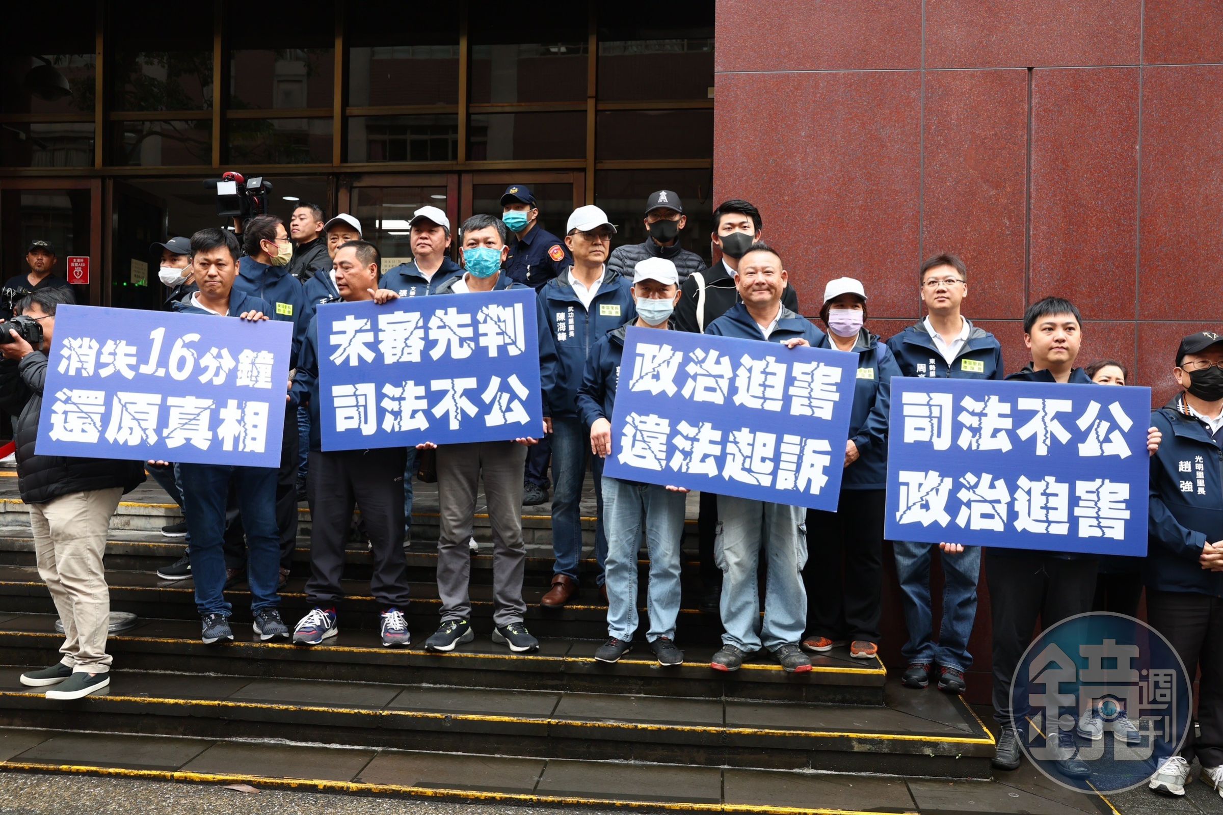 高虹安案開庭,台北地院外一早有支持者舉牌抗議政治迫害。