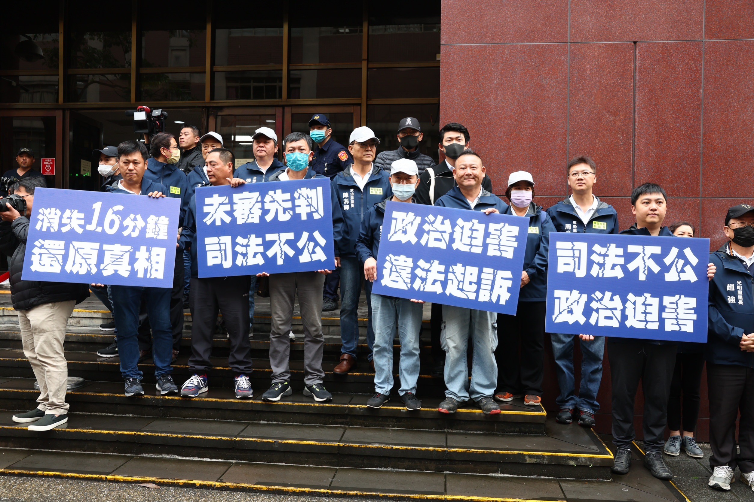 高虹安案開庭,台北地院外一早有支持者舉牌抗議政治迫害。