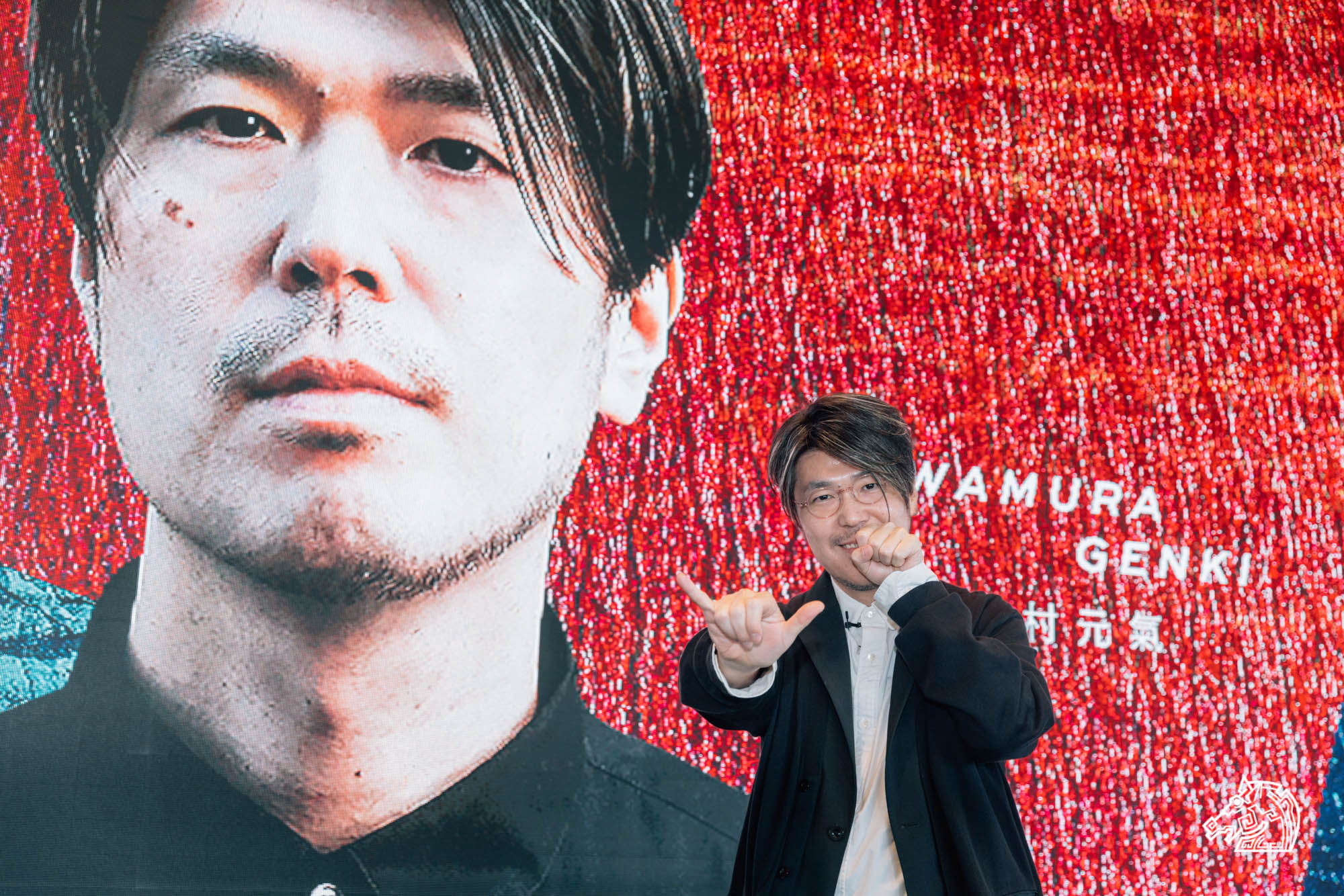  川村元氣2023年受邀來台擔任金馬大師課的講師，入境隨俗比出60慶祝金馬六十周年。（翻攝自金馬影展Facebook）