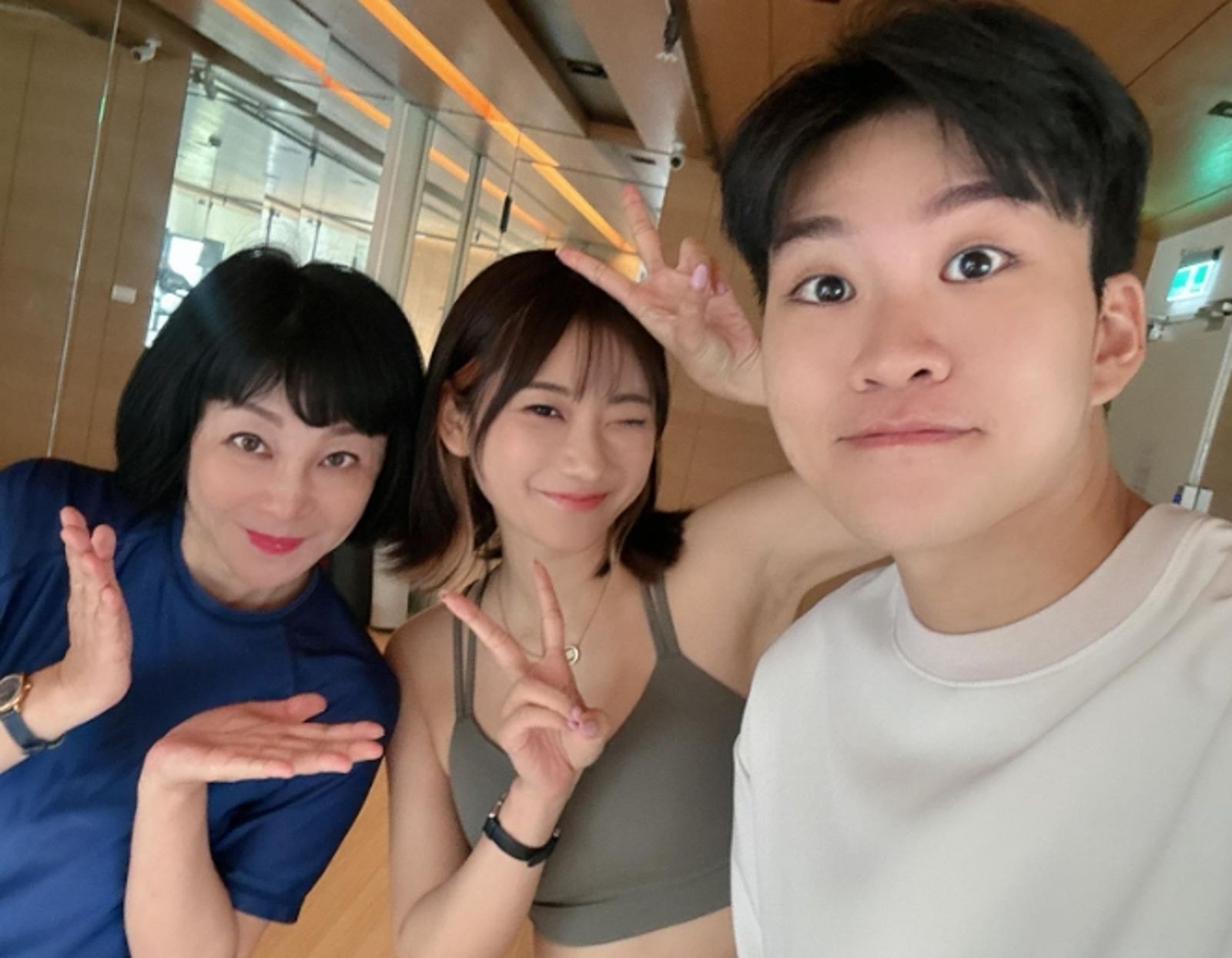 吳淡如造訪愛莉莎莎家中學習瑜伽,YouTuber九妹也一同參與。(翻攝自吳淡如臉書)