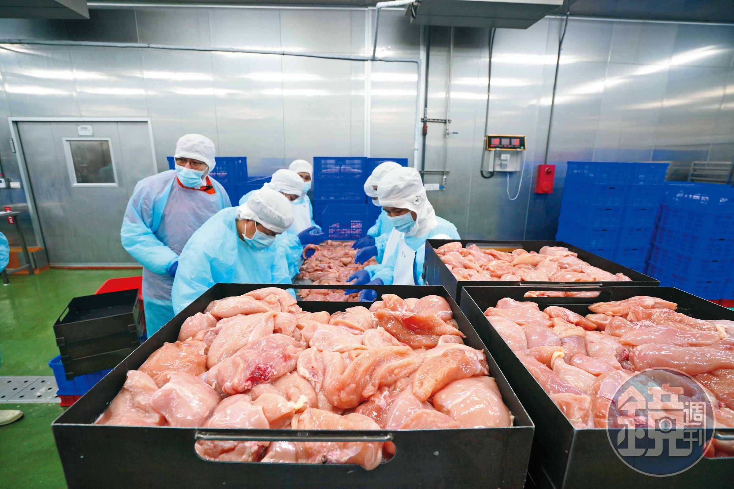 汪喵星球以人食級雞肉製作罐頭，不加肉粉，雞肉過金檢機、X光機後，還得經雙重人工檢驗有無殘留異物。