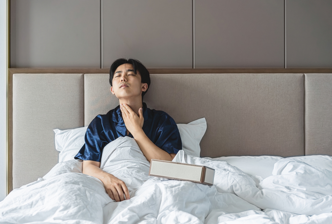 新冠捲土重來！3大典型症狀包括喉嚨痛到爆、累到睡不醒。（示意圖，東方IC）