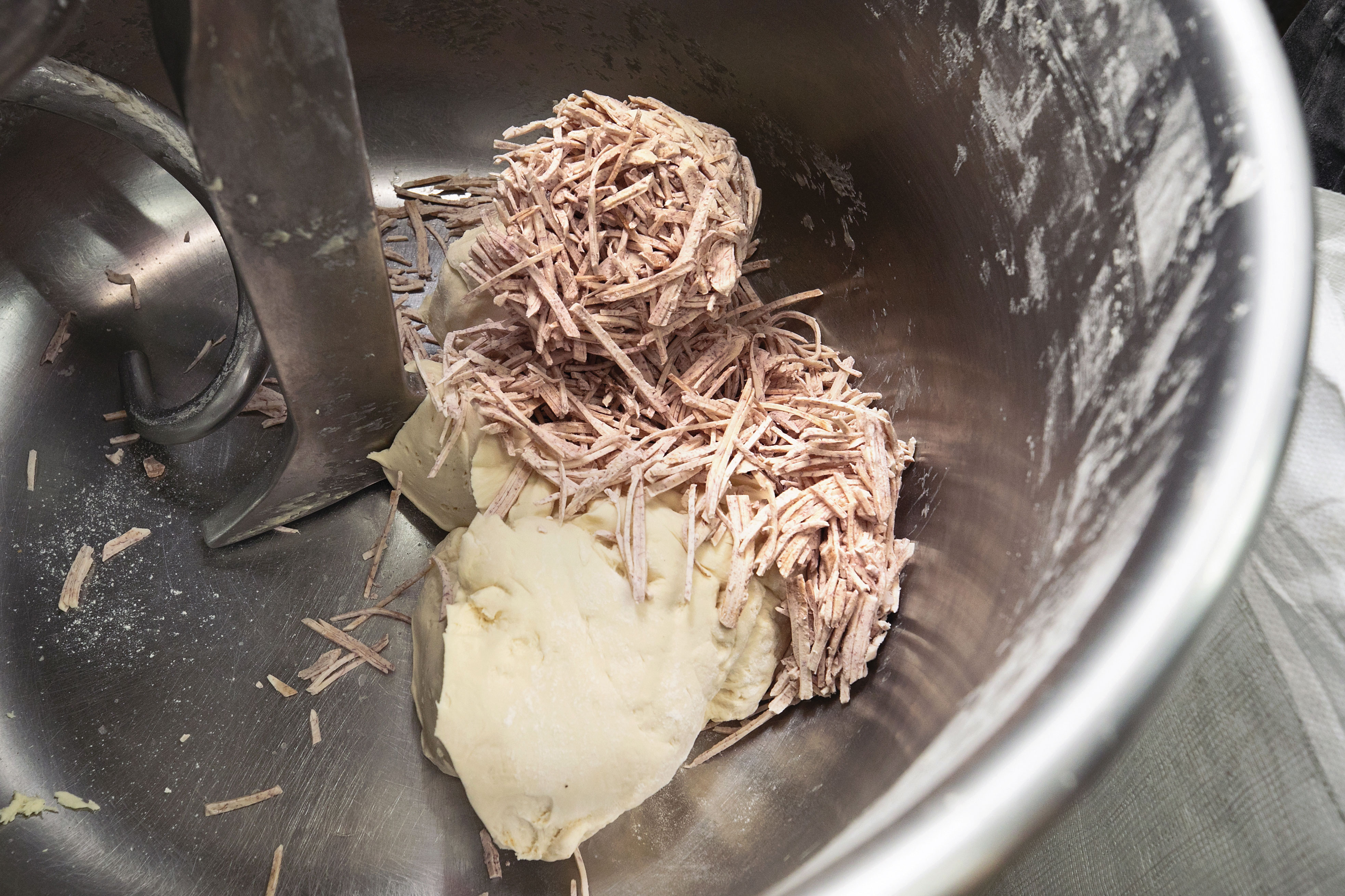 永豐盛強調不用化學香料,如芋頭饅頭是以芋頭絲與麵團攪拌而成,故不帶紫色。
