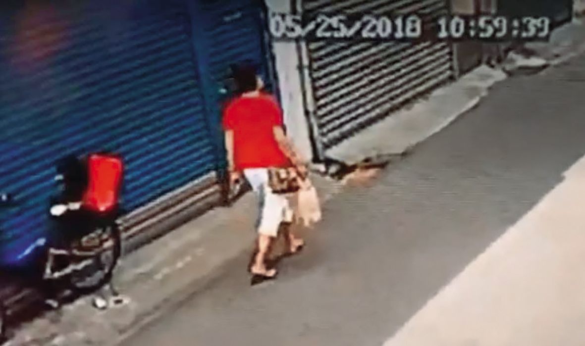 監視器拍到陳妻當天早上約11點提著食物,獨自走進陳男住處,沒想到這竟成她最後身影。(翻攝畫面)