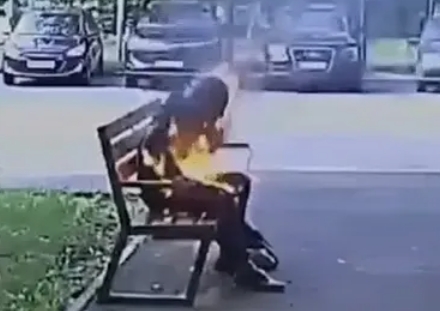 男子抽菸不慎點燃衣物，瞬間陷入火海，旁人竟直接離去。（翻攝自Gazeta.Ru）