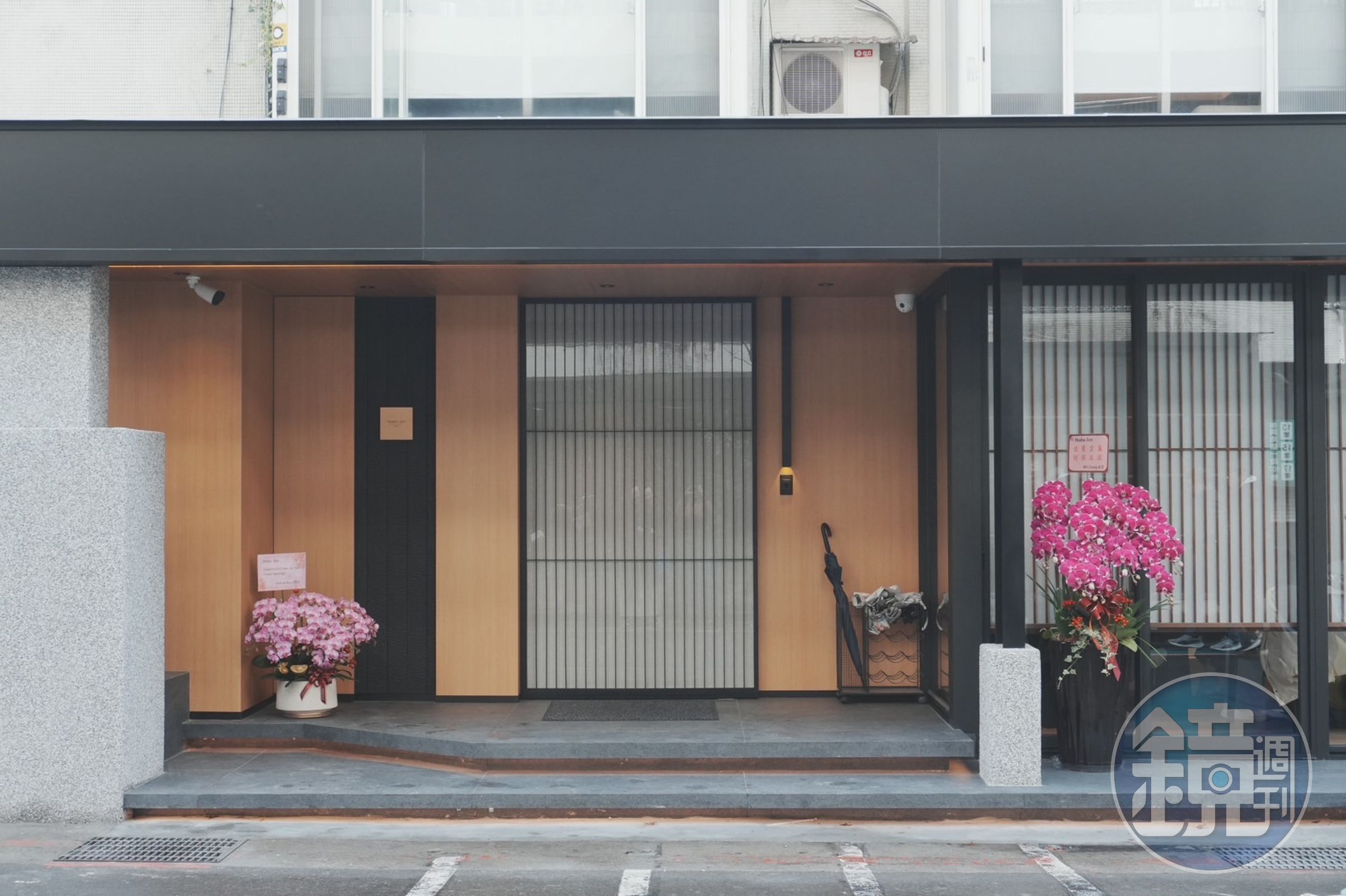 「SHABU ZEN」外觀使用燒杉板粗獷原始的紋路,增添屬於東方的沉靜美感。