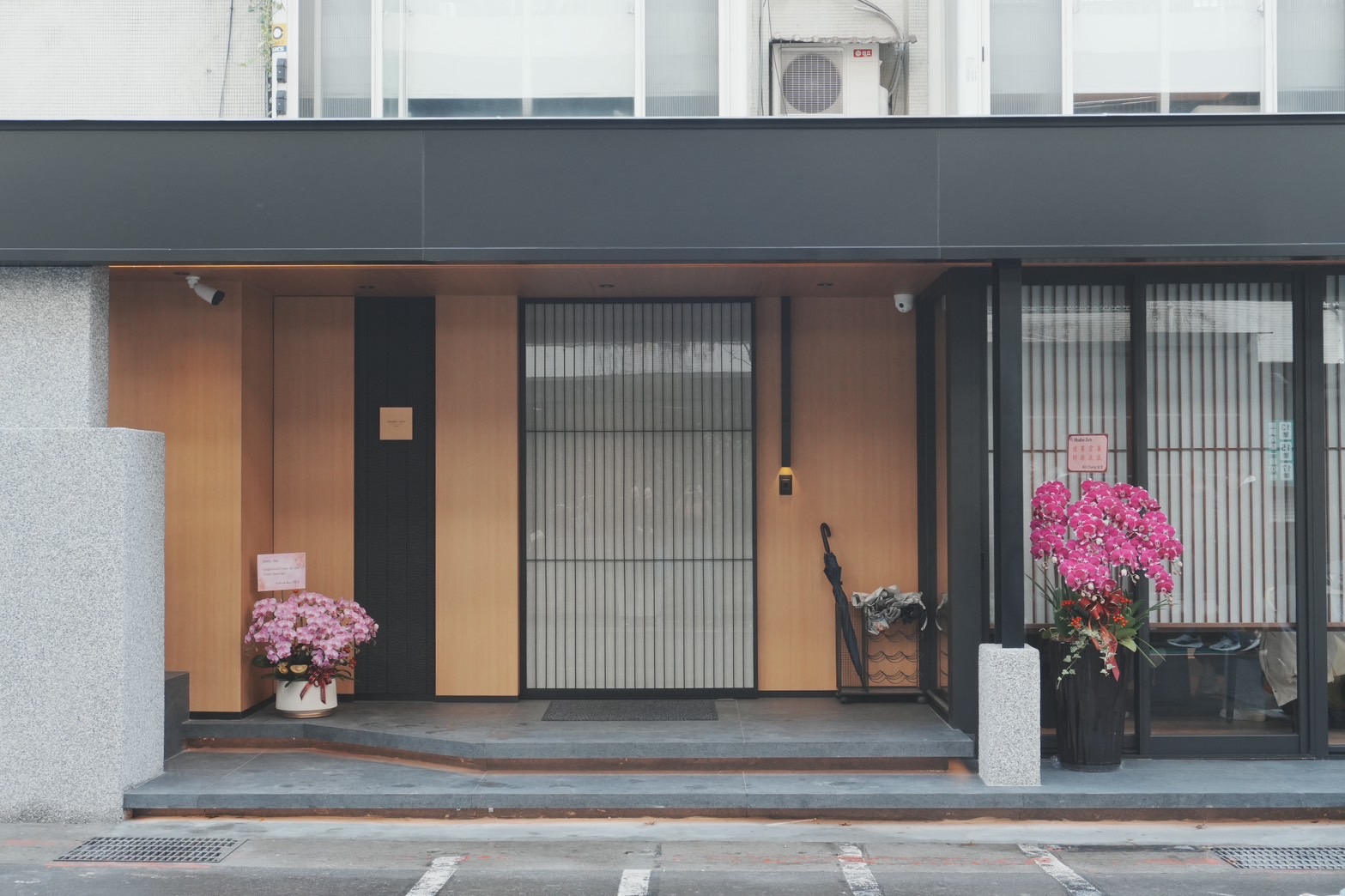 「SHABU ZEN」外觀使用燒杉板粗獷原始的紋路，增添屬於東方的沉靜美感。