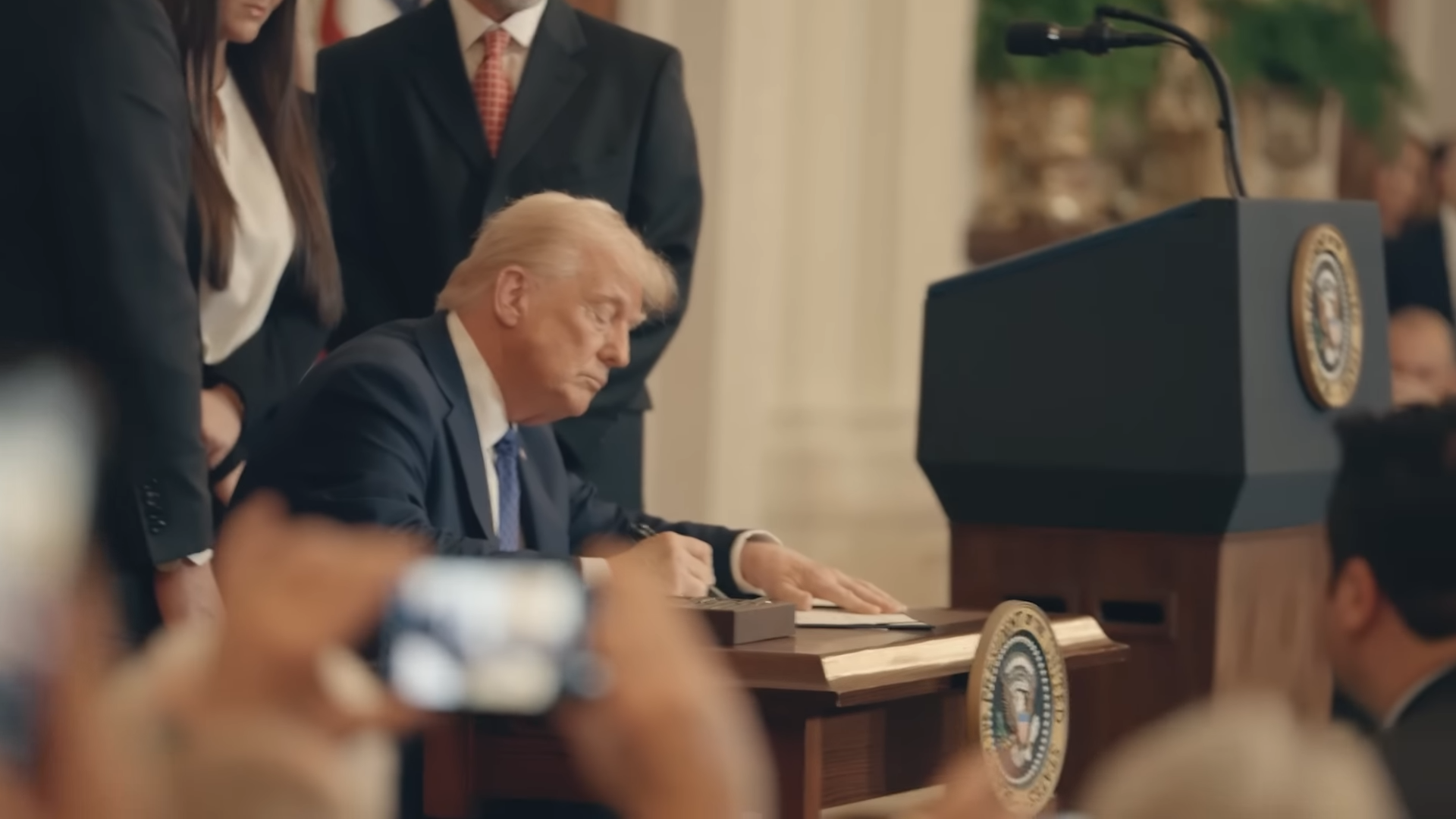 對於川普引發的全球貿易緊張，歐盟承諾不容許不公平關稅措施；德國總理也表示「全球經濟應避免貿易壁壘」。（翻攝自The White House YouTube）