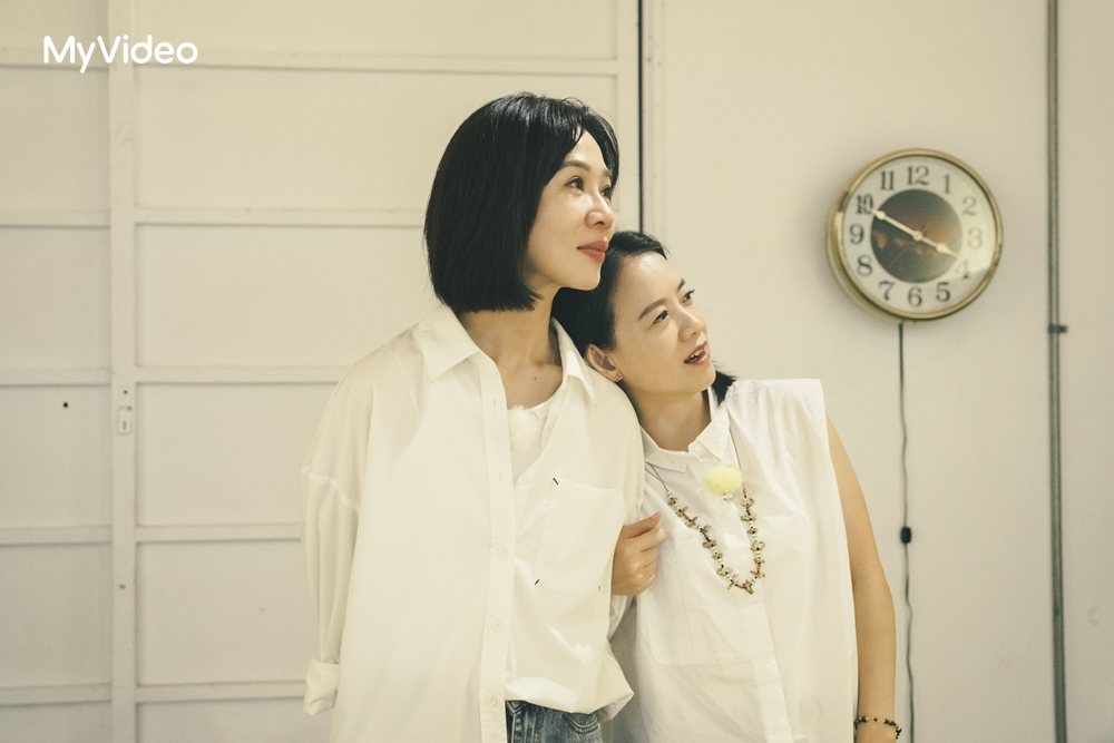 謝盈萱上曾寶儀主持的節目，兩人一起到彰化老家出外景。（MyVideo、三立提供）