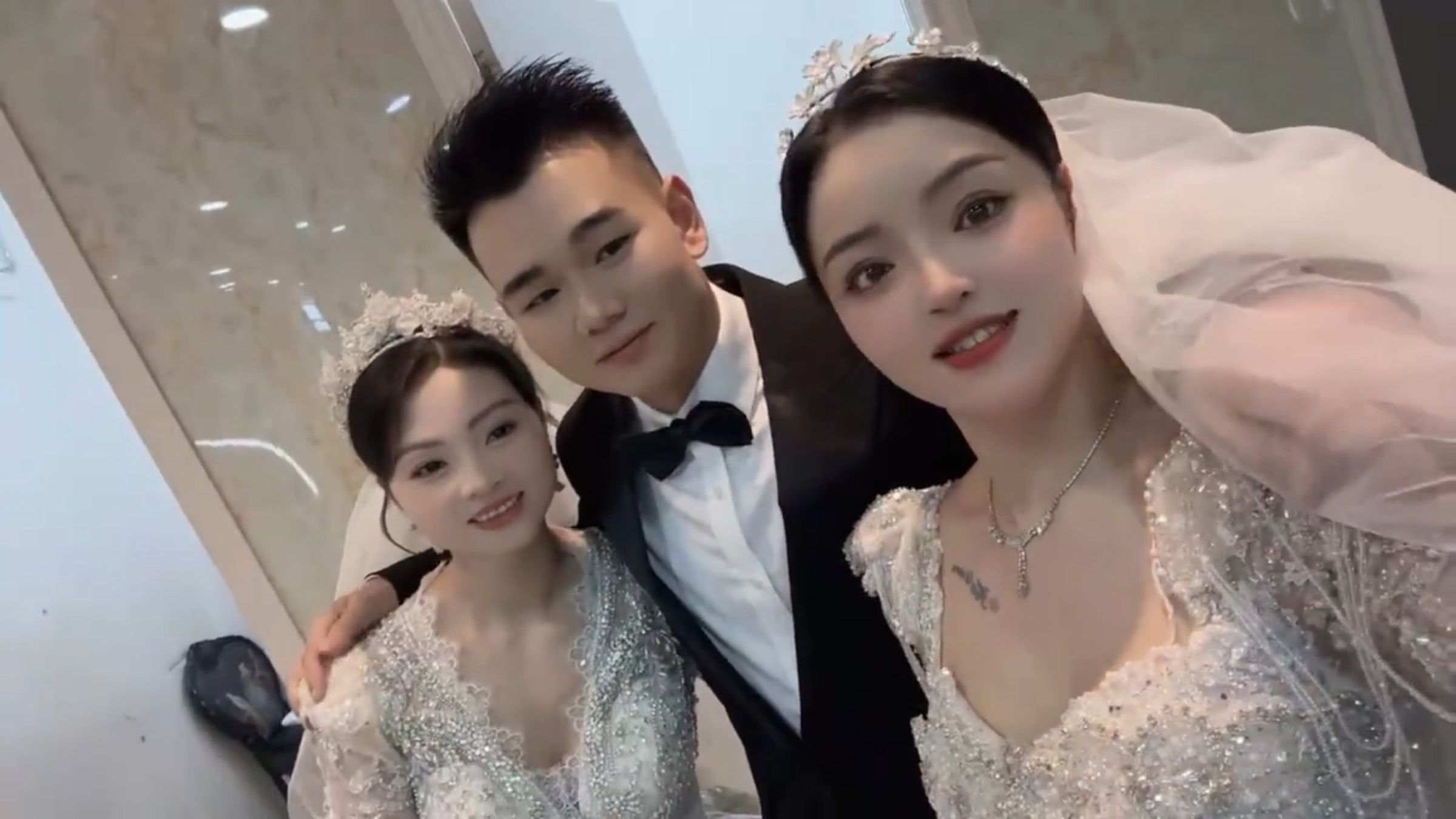 中國男婚禮原本打算一次跟兩個女人結婚。（翻攝微博）