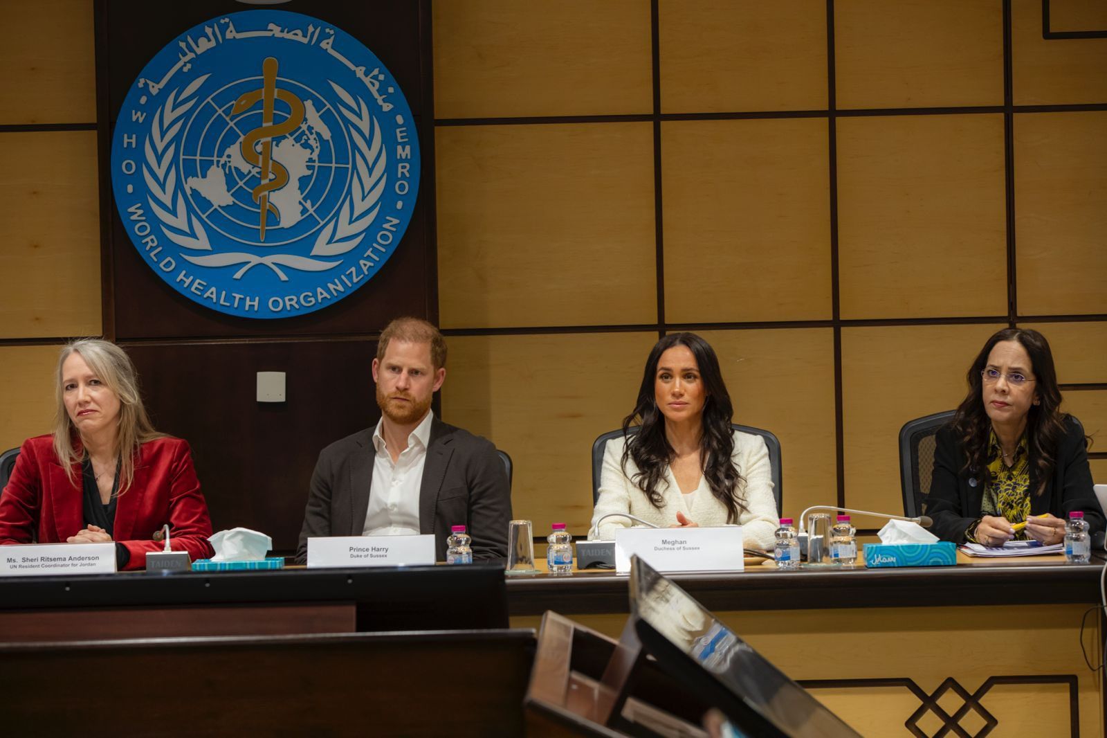 哈利與梅根（中）出席WHO圓桌會議，討論衝突對流離失所者與心理健康的影響。（翻攝X@SheriR_Anderson）