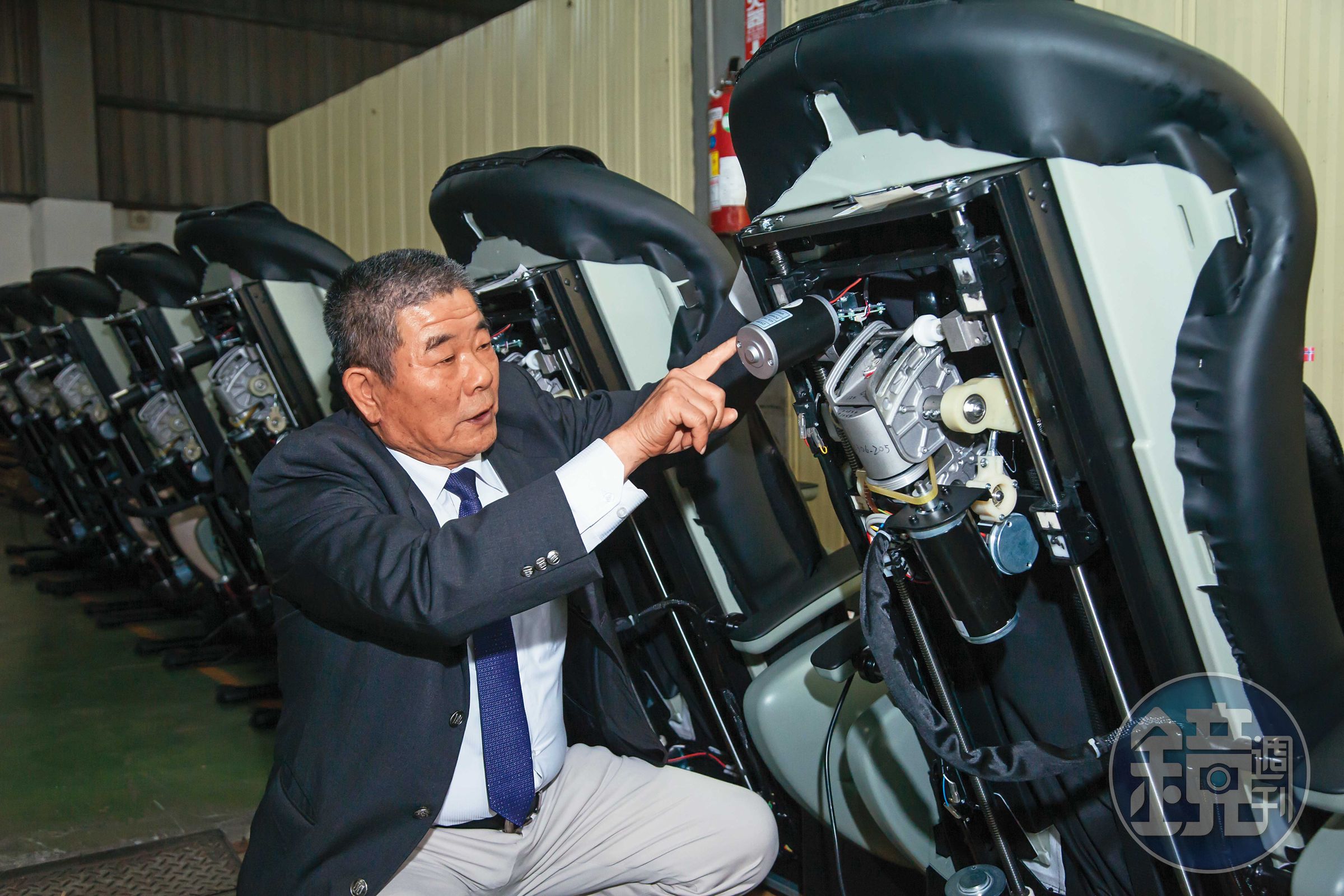 按摩椅的機構零件多達7、800個，謝文旭靠自寫程式，為客戶做客製化設計。