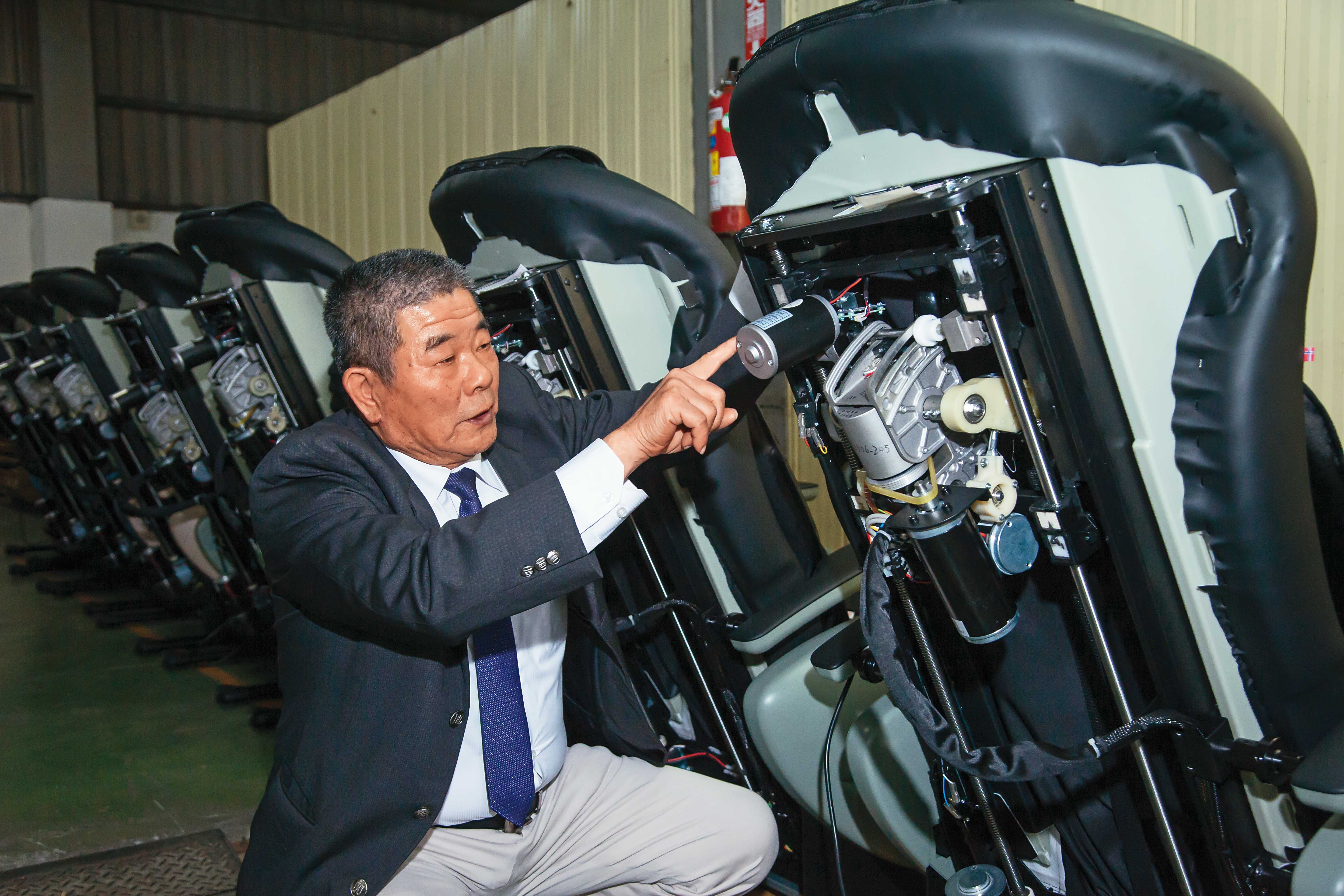 按摩椅的機構零件多達7、800個，謝文旭靠自寫程式，為客戶做客製化設計。