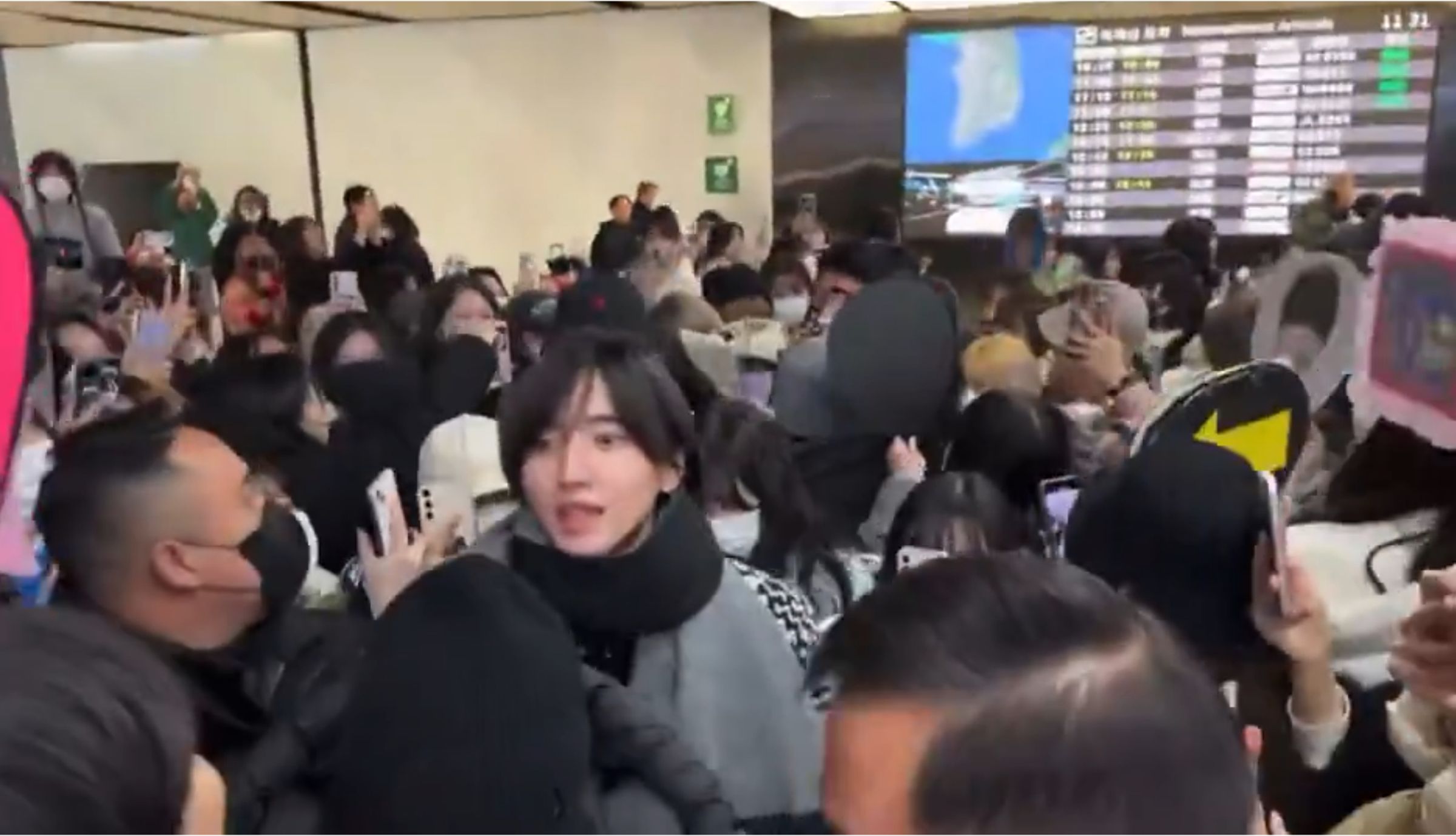 道枝駿佑被粉絲團團包圍。(翻攝X)