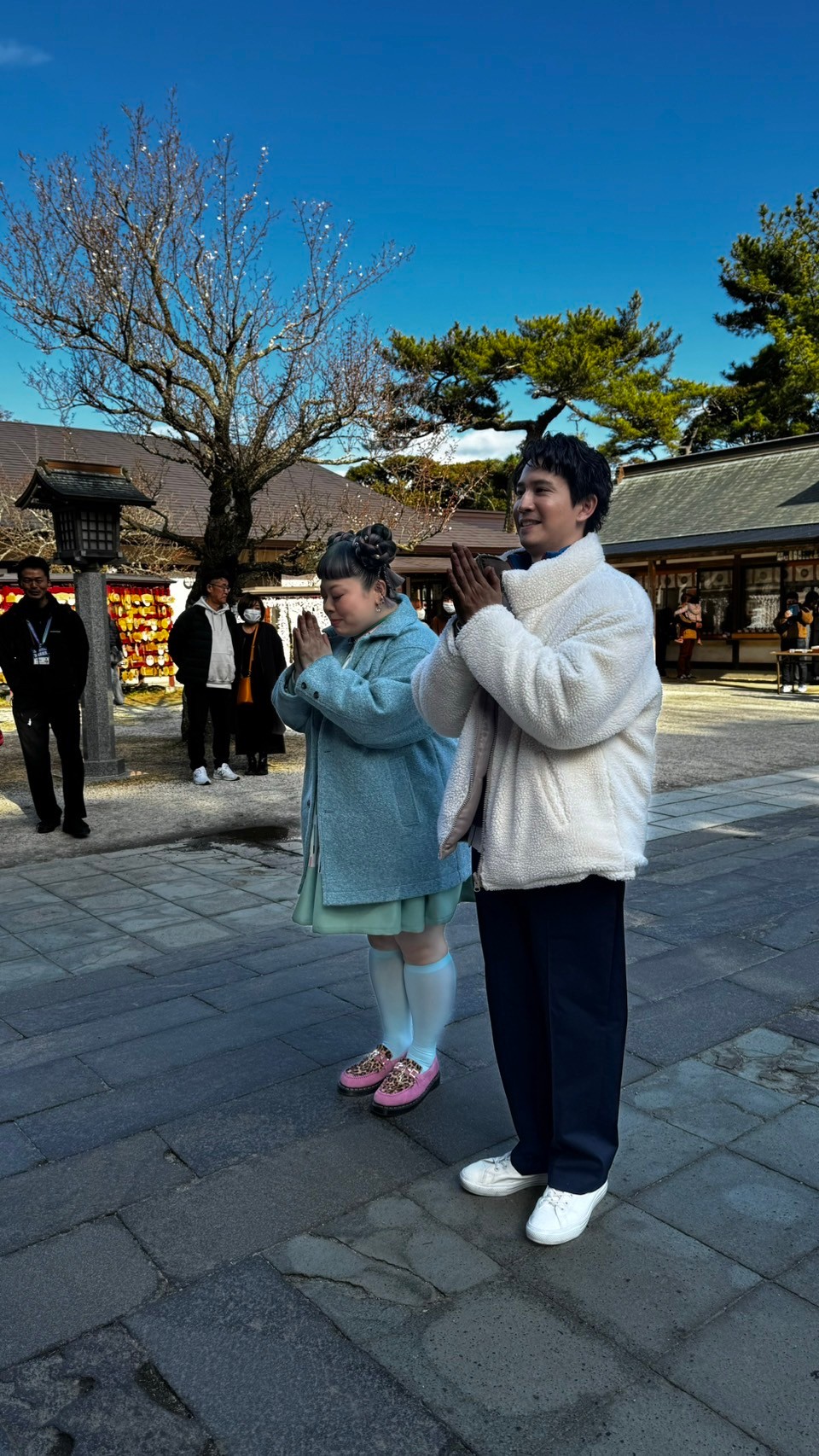高志和渡邊直美一起祈求椎間盤突出能趕快康復。(國興衛視提供)