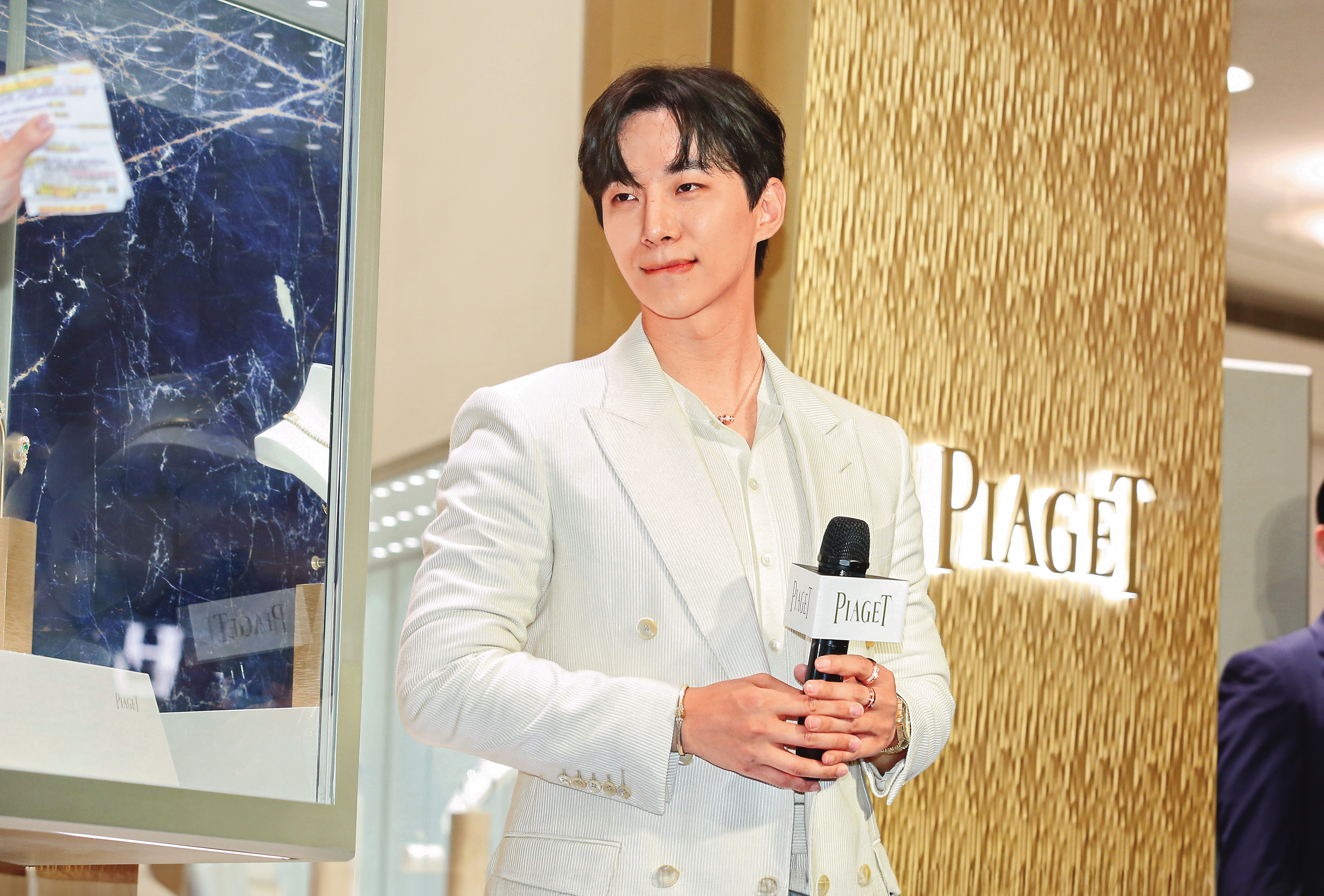 李俊昊不經意抿唇都如此Sexy，根本就是行走的畫報啊！