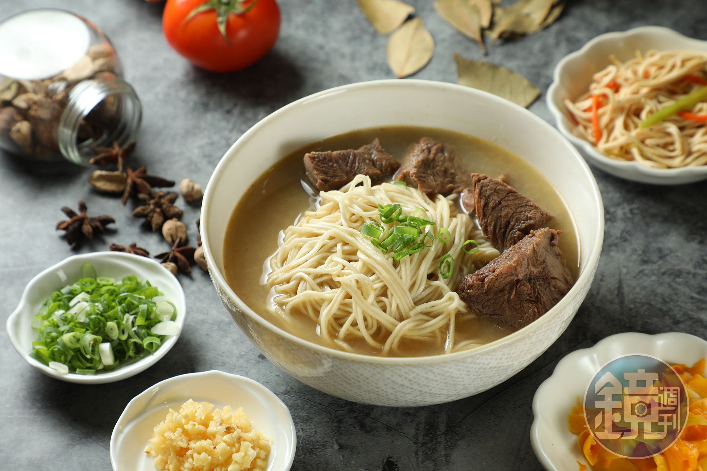「清燉牛肉麵」以熬煮36個小時的牛肉湯,再加入大量蔬果,喝得到醇厚甘甜的湯頭。(200元/碗)