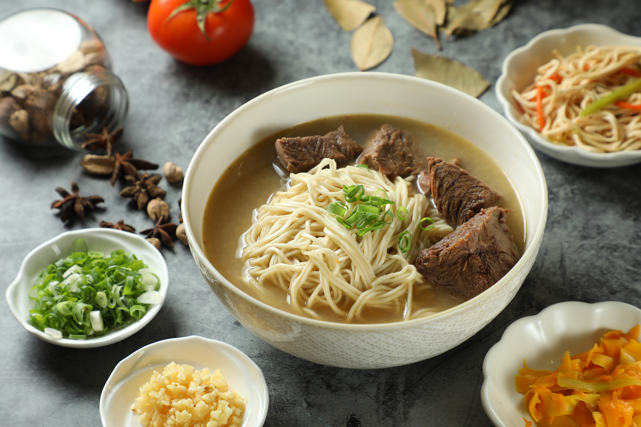 「清燉牛肉麵」以熬煮36個小時的牛肉湯，再加入大量蔬果，喝得到醇厚甘甜的湯頭。（200元／碗）