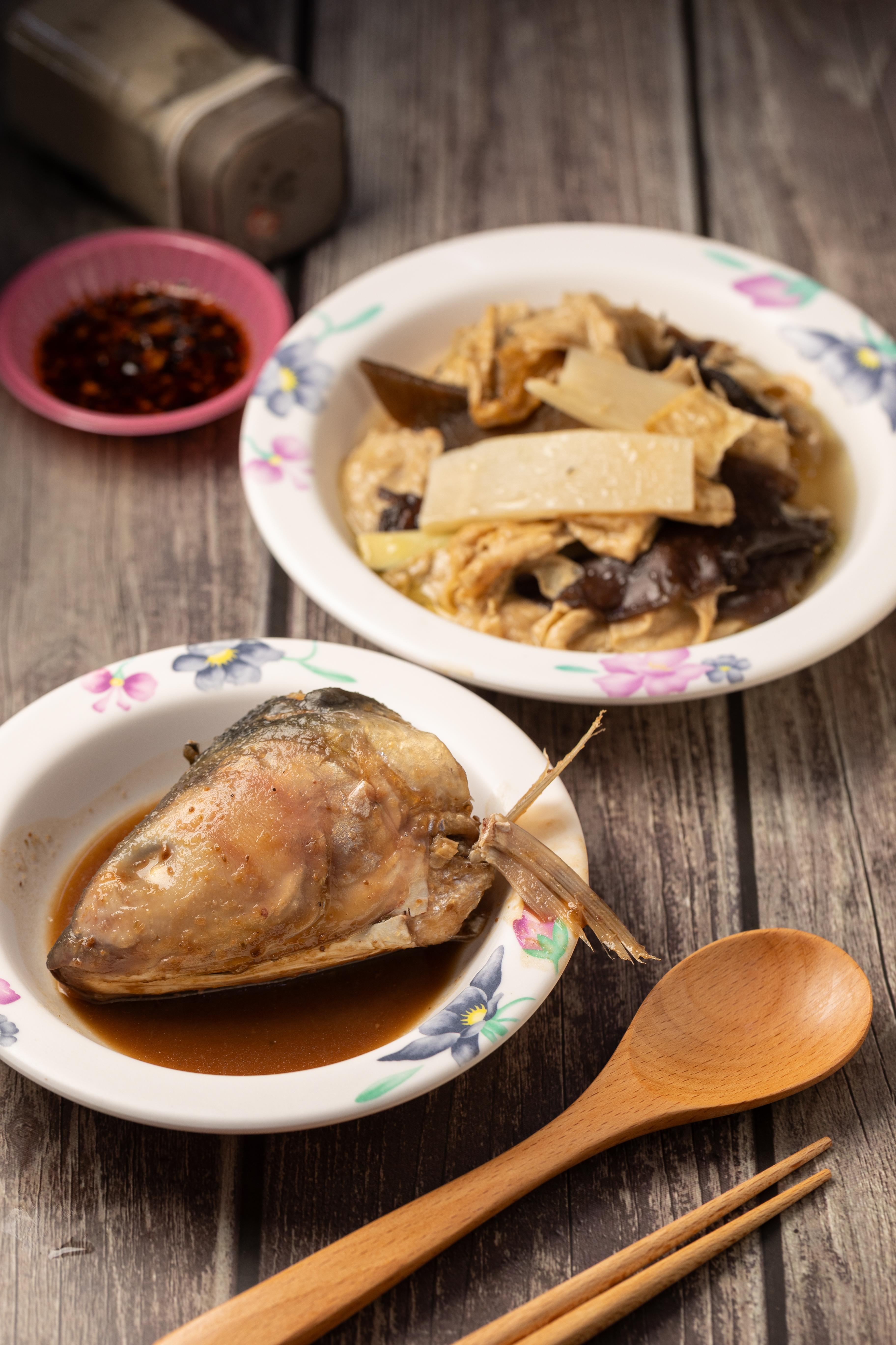 人氣小菜「虱目魚頭」（前，10元／個）與「豆皮筍片」（後，20元／小份）既便宜又美味。
