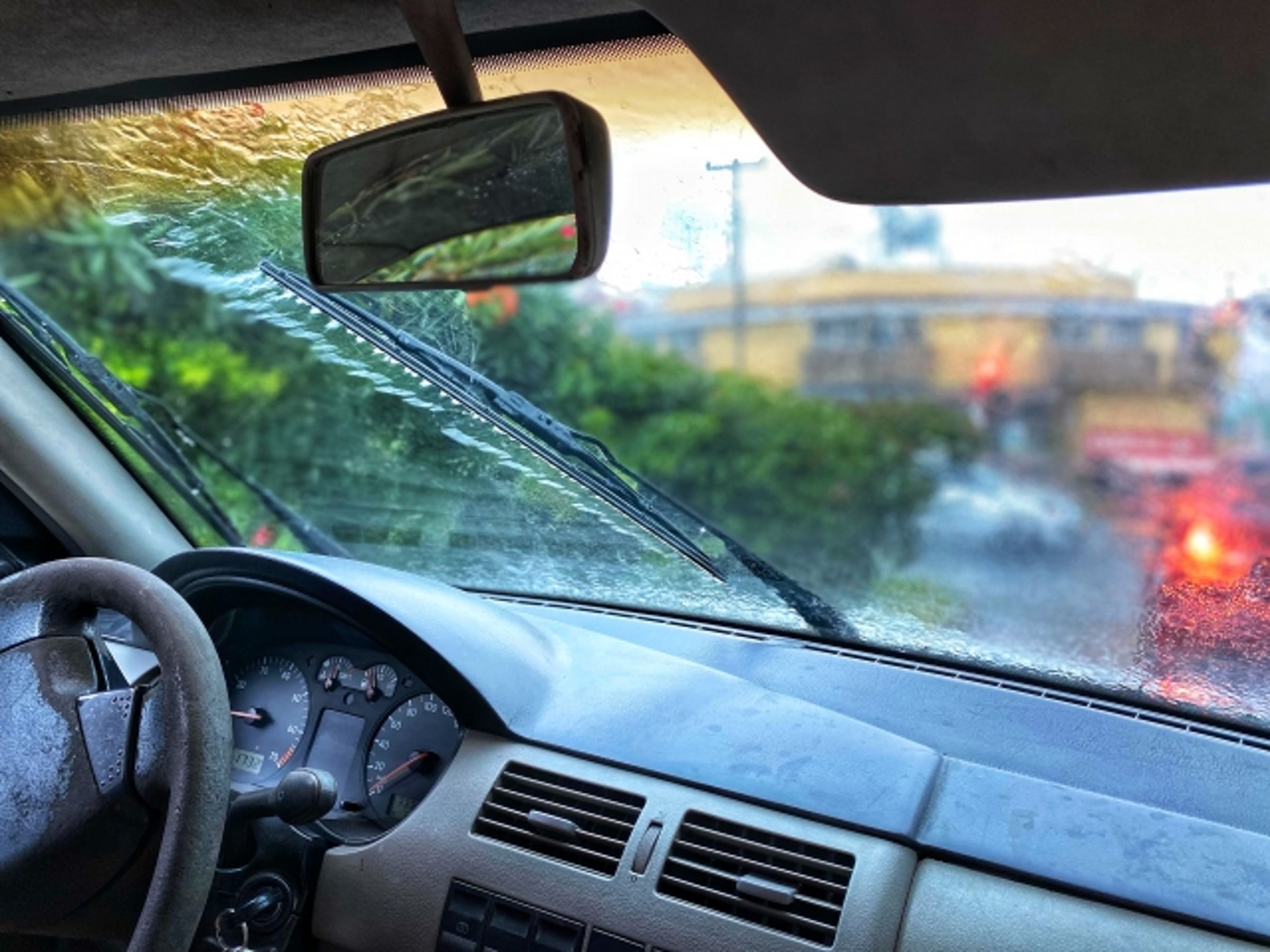 法規規定駕駛車輛遇雨即應開啟大燈。(示意圖,photoAC)