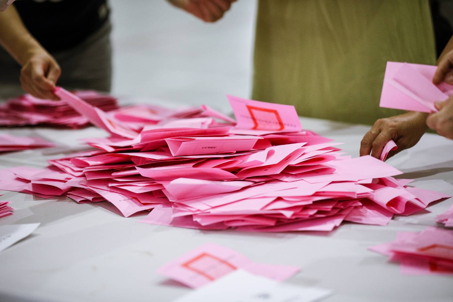 中選會官網即時統計，7名藍委的罷免案及核三公投皆不通過。（鏡報鄒保祥）