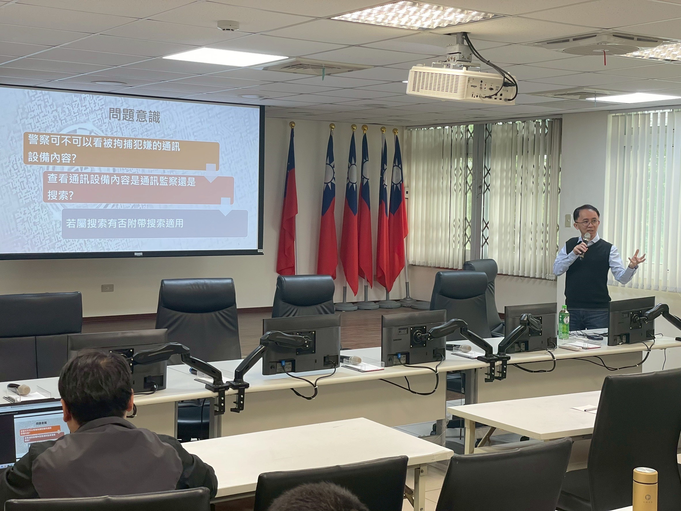 新北市警局辦理科技偵查教育訓練，邀請數位鑑識專家、檢察官、學者授捰。（新北市刑大提供）