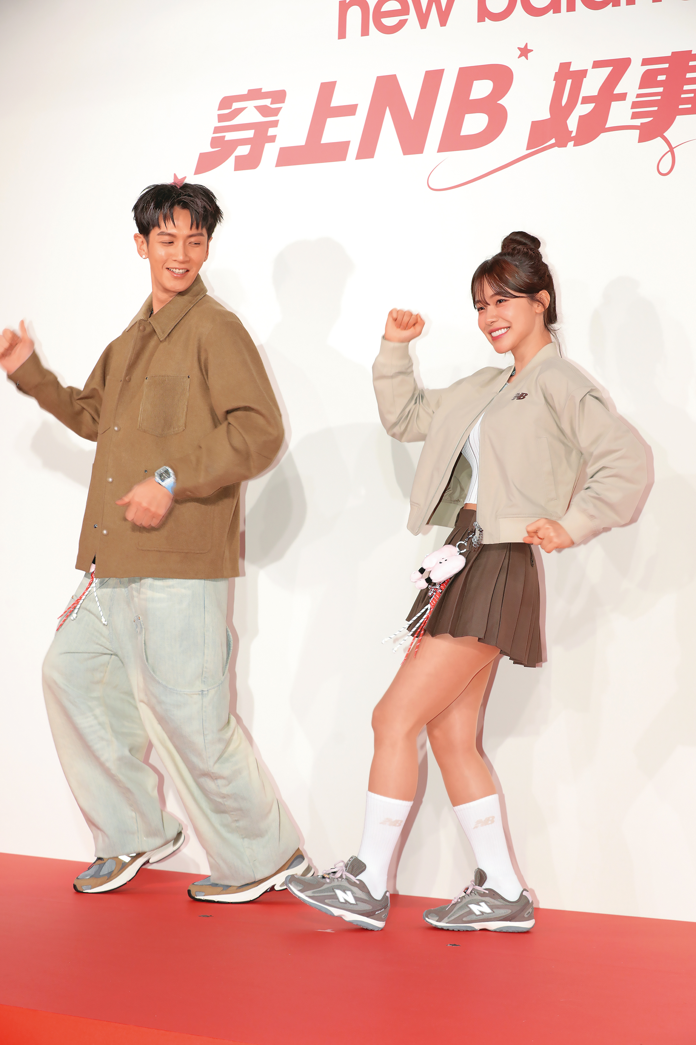 柯震東（左）、李多慧（右）合體跳個「多慧搖」，雖然舞姿讓人想報警，但阿東夠帥不要緊的。（←再花痴）