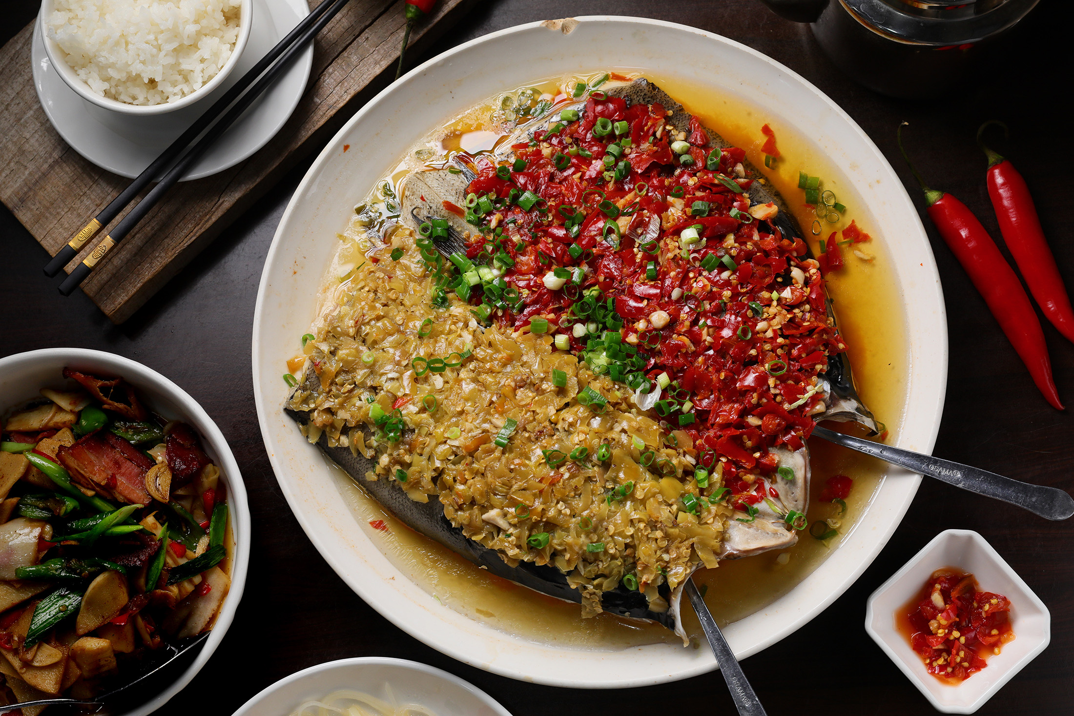 位於台北萬華的「品湘頭」，是主打雙色剁椒魚頭的湖南餐館，道地做法與滋味讓人像是置身於湖南。